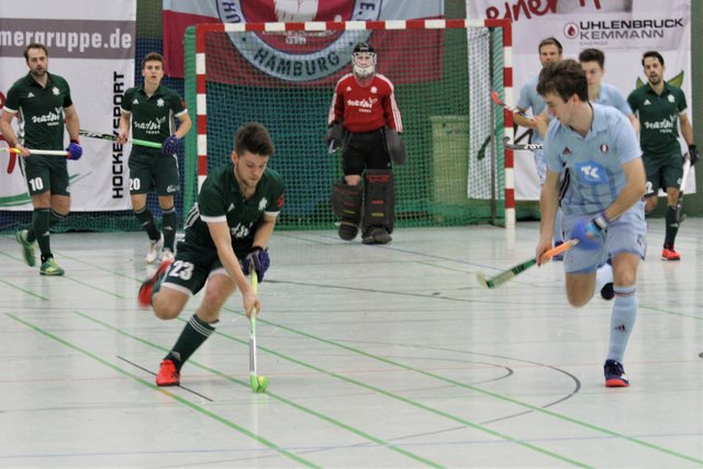 Max Godau (Nr. 23) treibt die Kugel nach vorne. Beobachtet von Tobias Matania und Niklas Bosserhoff (hinten v. li.)