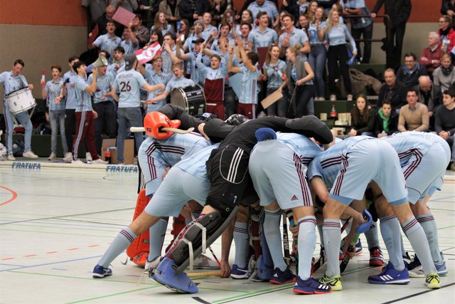 Unterstützt von den Fans schwören sich die Gäste aus Hamburg auf das Viertelfinale ein.