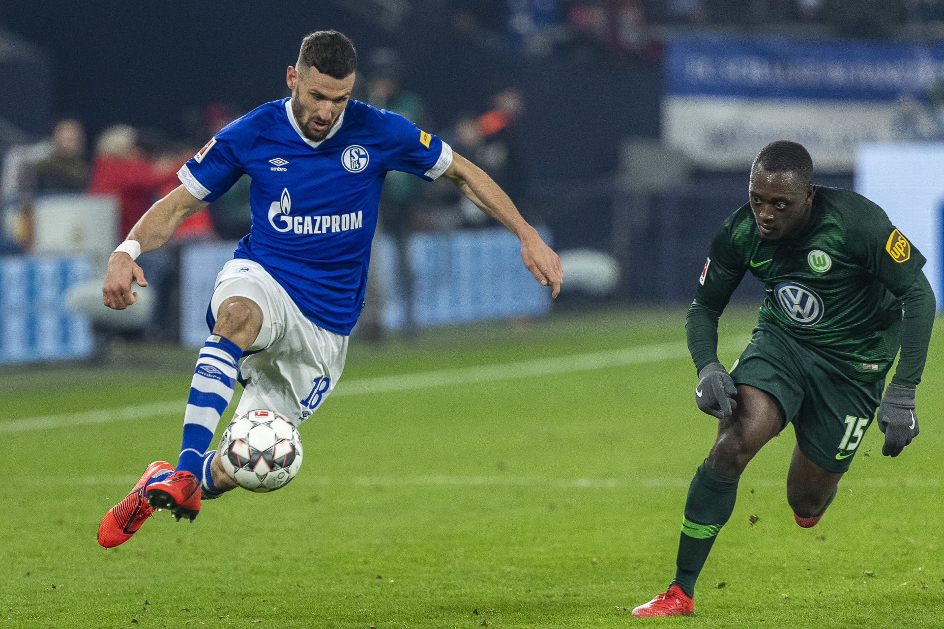 Daniel Caligiuri (l.) erzielte gegen sein Ex-Team VfL Wolfsburg beide Schalke-Treffer beim 2:1-Heimsieg.