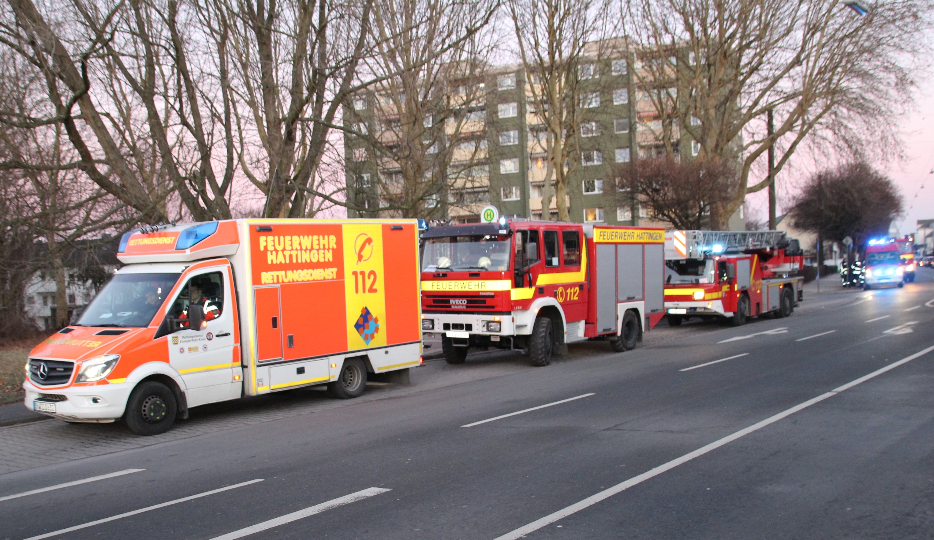 Zahlreiche Einsatzfahrzeuge standen im Bereitstellungsraum auf der Marxstraße