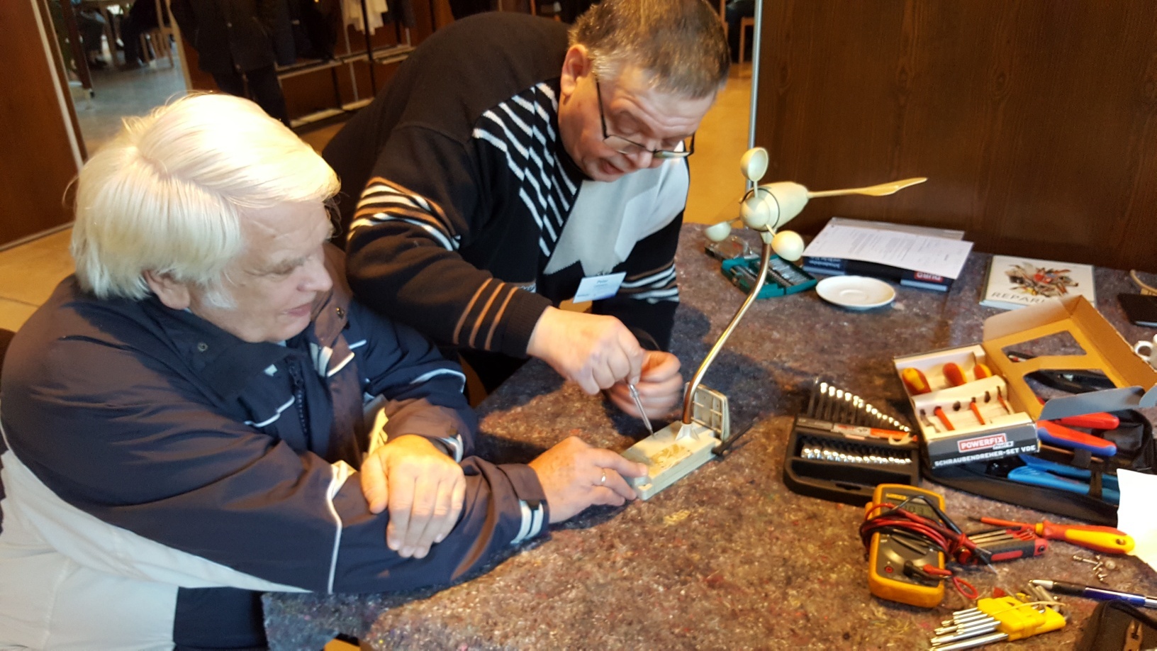 Gemeinsam mit den Besitzern wird im Repair Cafe Nette …