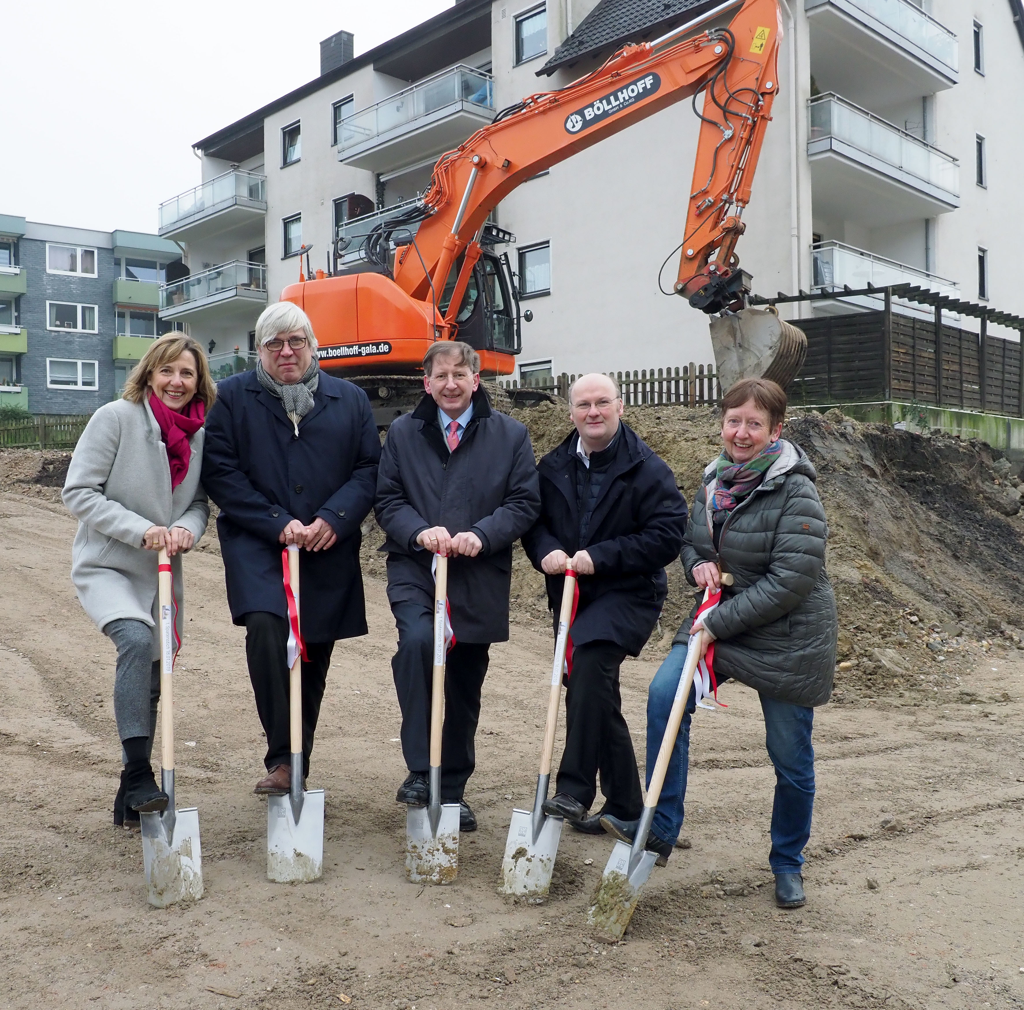 Das Foto zeigt (v.l.) Ulrike Halfmann (Architekturbüro), Bezirksbürgermeister Dr. Michael Bonnmann, Prof. Dr. Tobias Leidinger (Stv. Vorsitzender des Kirchenvorstandes), Pastor Sven Goldhammer, Elvira Stecker (Vorsitzende des Pfarrgemeinderats).