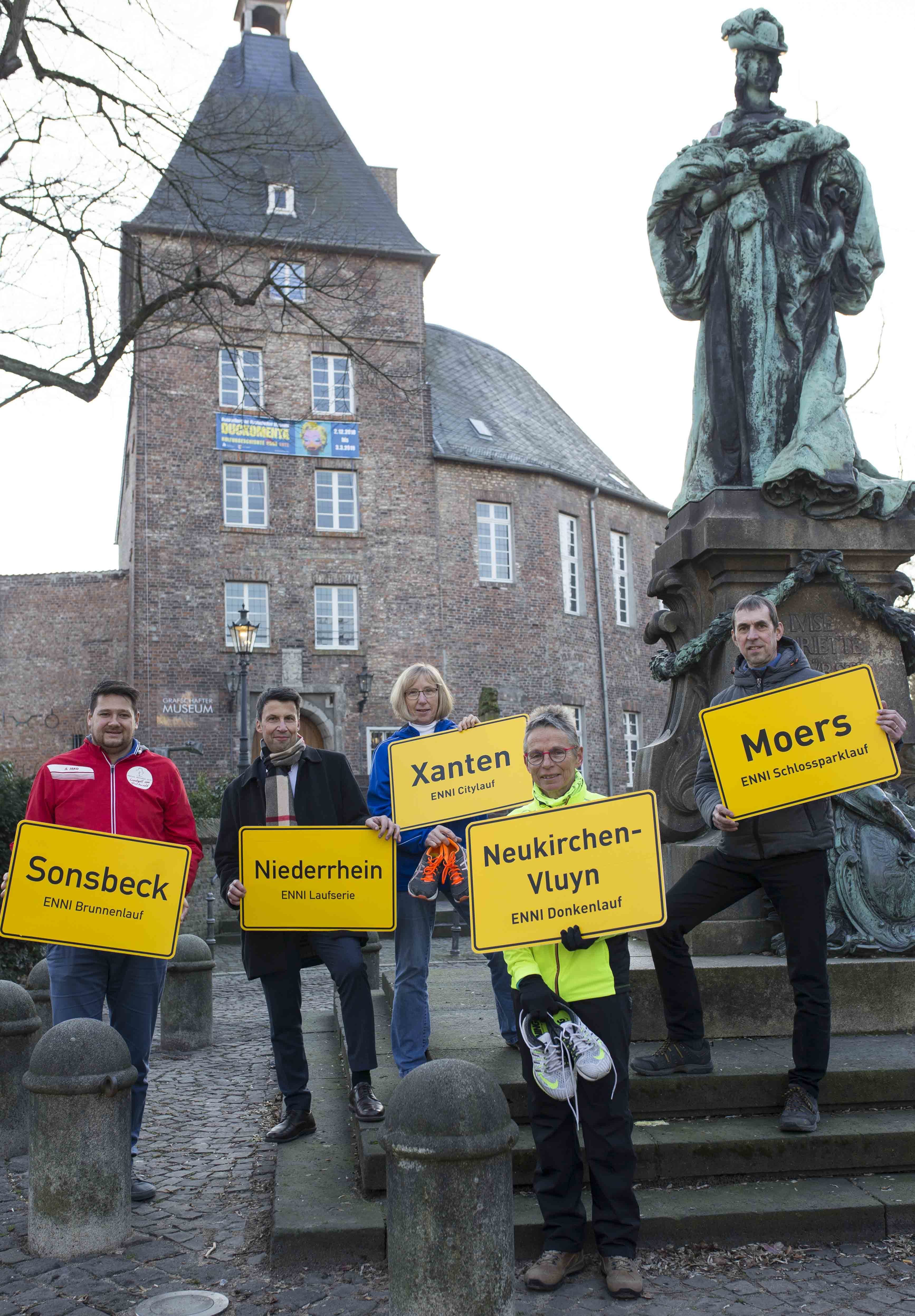 Das Foto vor dem Moerser Schloss zeigt (v.li.): René Niersmann vom SV Sonsbeck, ENNI-Geschäftsführer Stefan Krämer, Adelheid Gehrmann vom TuS Xanten, Ulla Böing vom AS Neukirchen-Vluyn und Frank Reese vom Moerser TV.