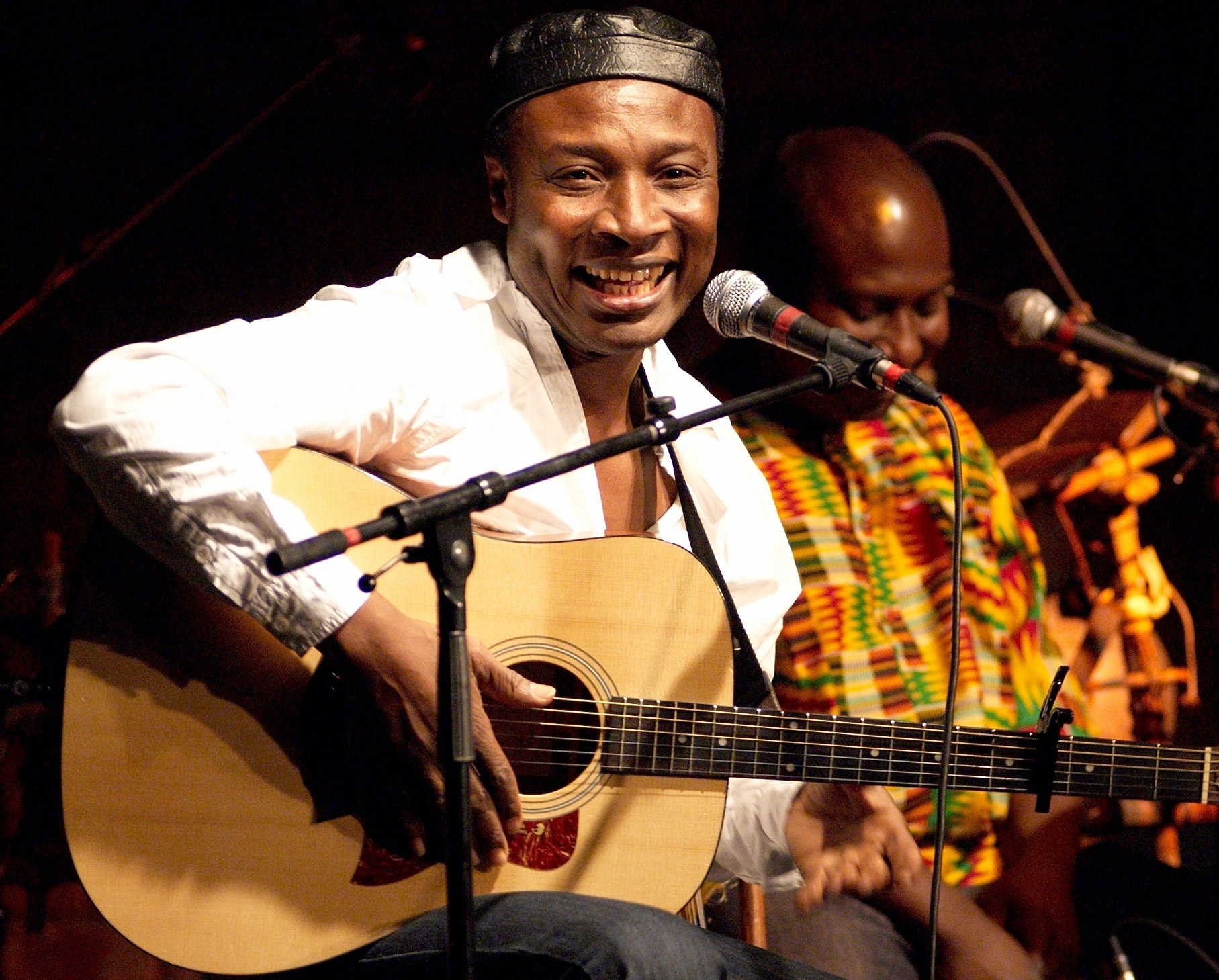 Adjiri Odametey selbst sieht sich als Botschafter authentischer afrikanischer Musik.