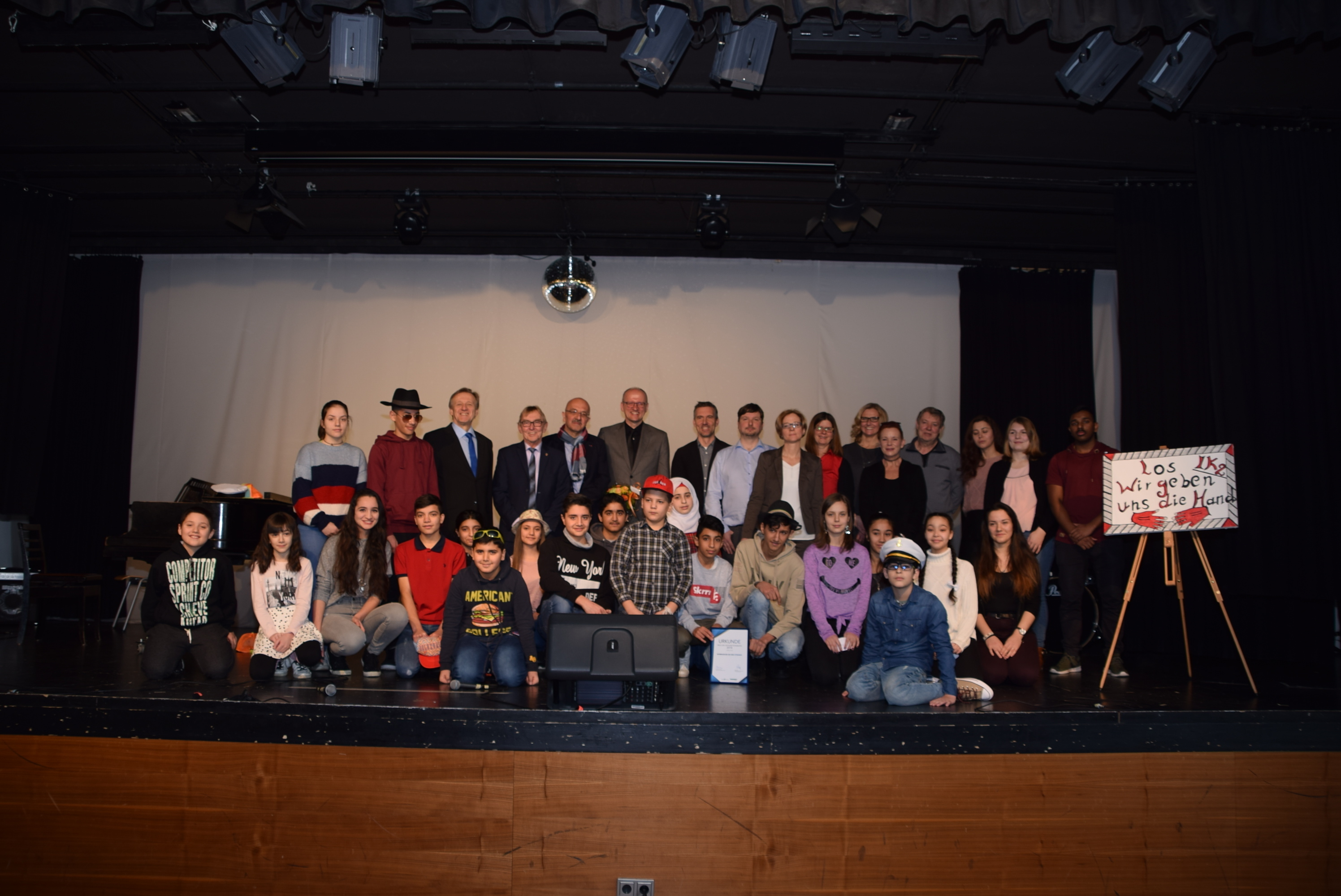 Zusammen mit Vertretern der Stadt, der Schule und dem Integrationsrat bekam die internationale Klasse 2 des Gymnasiums an der Stenner den Preis überreicht. Foto: Günther