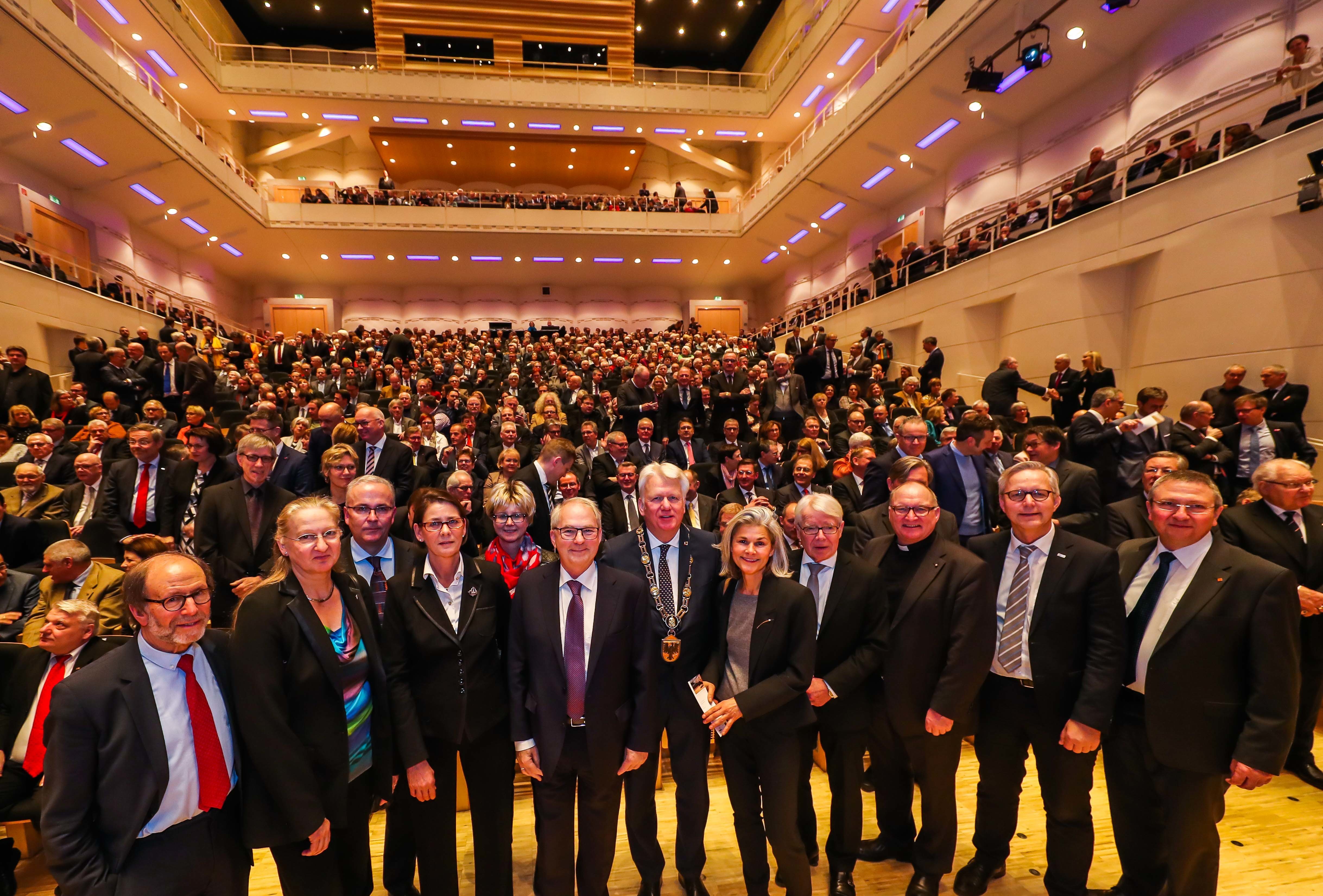 Über 1200 Gäste begrüßte Oberbürgermeister Ullrich Sierau beim Neujahrsempfang zu beschwingten Walzerklängen der Dortmunder Philharmoniker im Konzerthaus und gab einen optimistischen Ausblick aufs Neue Jahr in Dortmund.