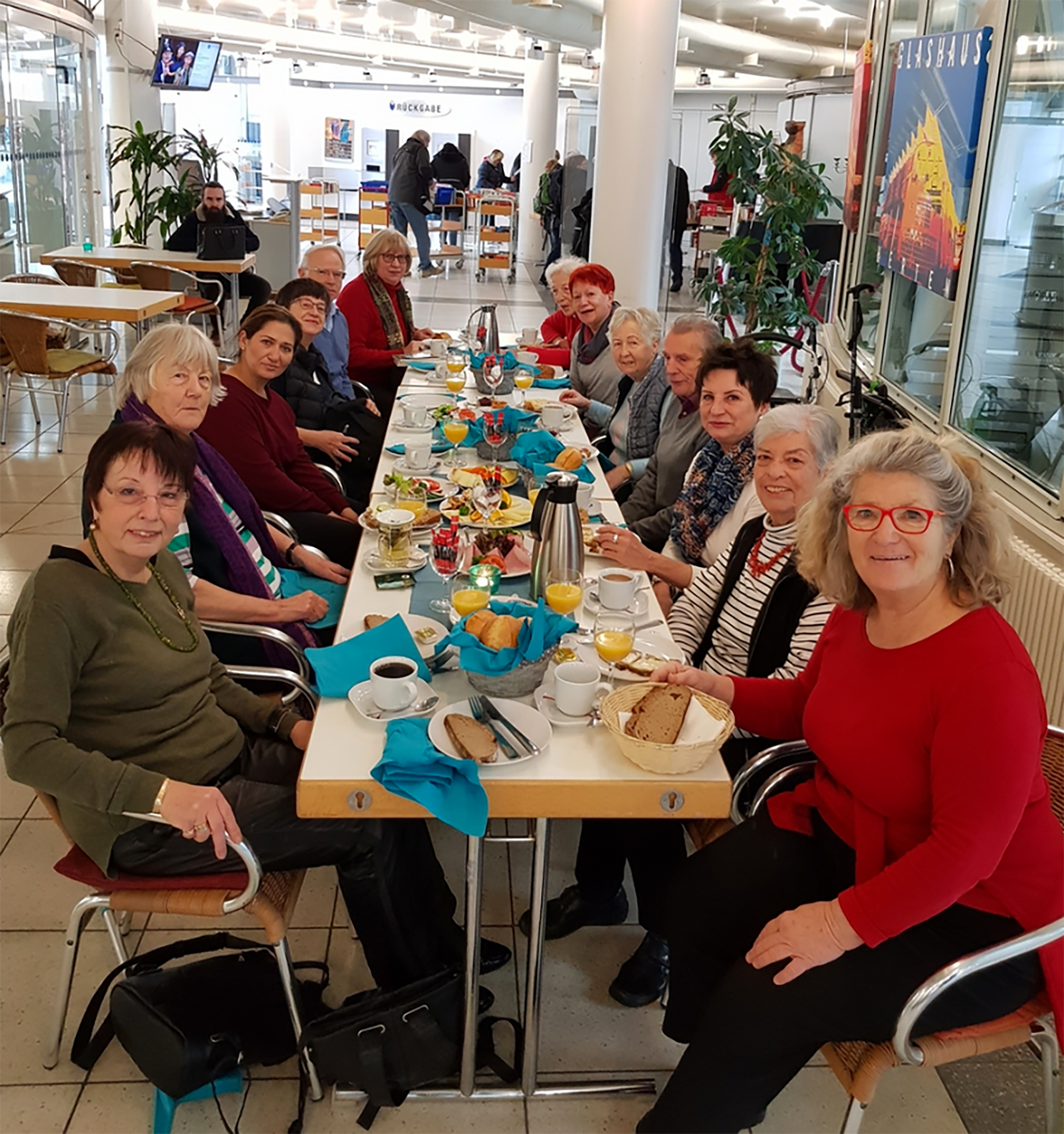 Auf das wunderbare Frühstücksbuffet in der Kulisse im Glashaus freuen sich die Förderverein-Mitglieder jeden Monat. Aber auch im Dom-Café und anderen Lokalitäten lässt es sich prima plauschen, vorlesen und schlemmen.