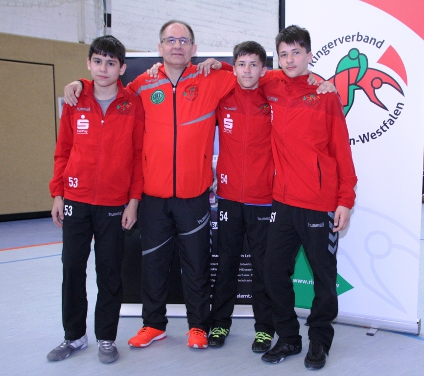 Trainer Klaus Eigenbrodt mit drei Bezirksmeistern – (v. r.) Justus und Gregor Eigenbrodt und Vatan Ülger.