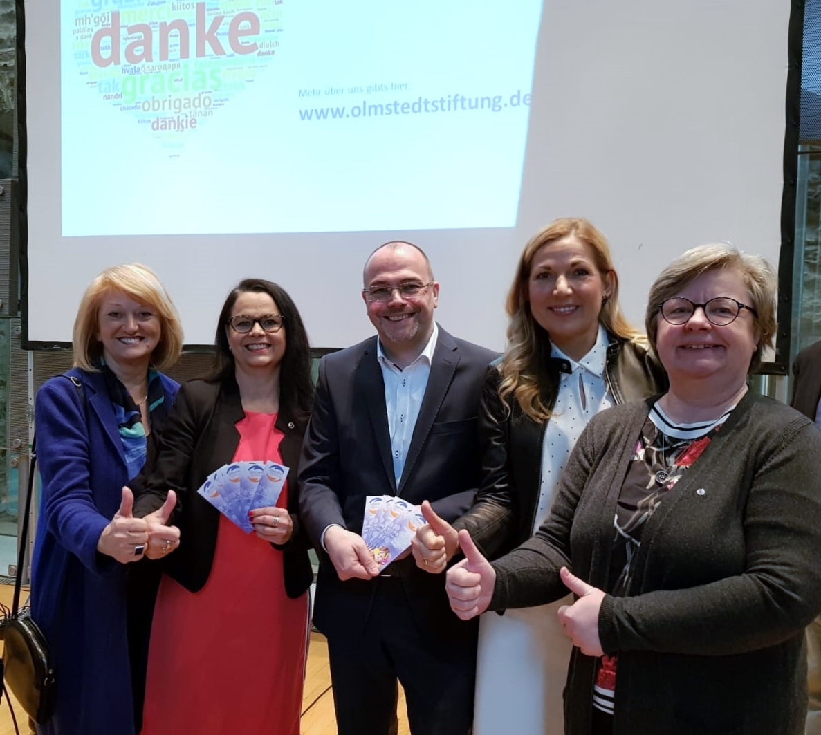 Die Lions-Club Mitglieder Christel Humme, Angelika Bilow-Hafer, Barbara Dieckheuer und Dagmar Niewind (v. l.), übergaben die Spende Thomas Schröter, Stiftungsvorsitzender der Olmstedt Stiftung.