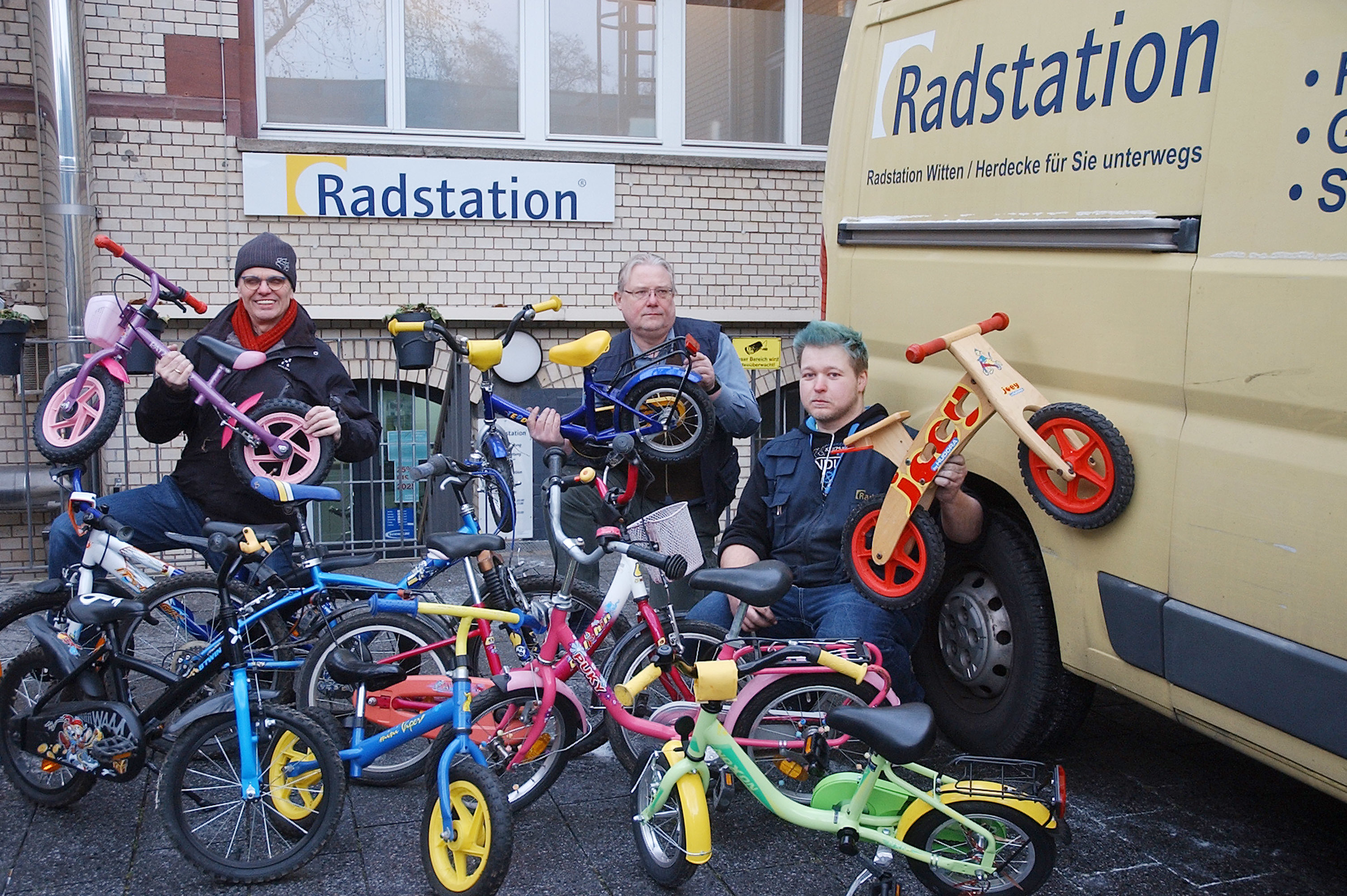 Aktion erfolgreich: Wittens Fahrradbotschafter Andreas Müller und die Radstation-Mitarbeiter Udo Blumenrath und Stephan Gerke (v. l.) freuen sich über die gespendeten Räder.