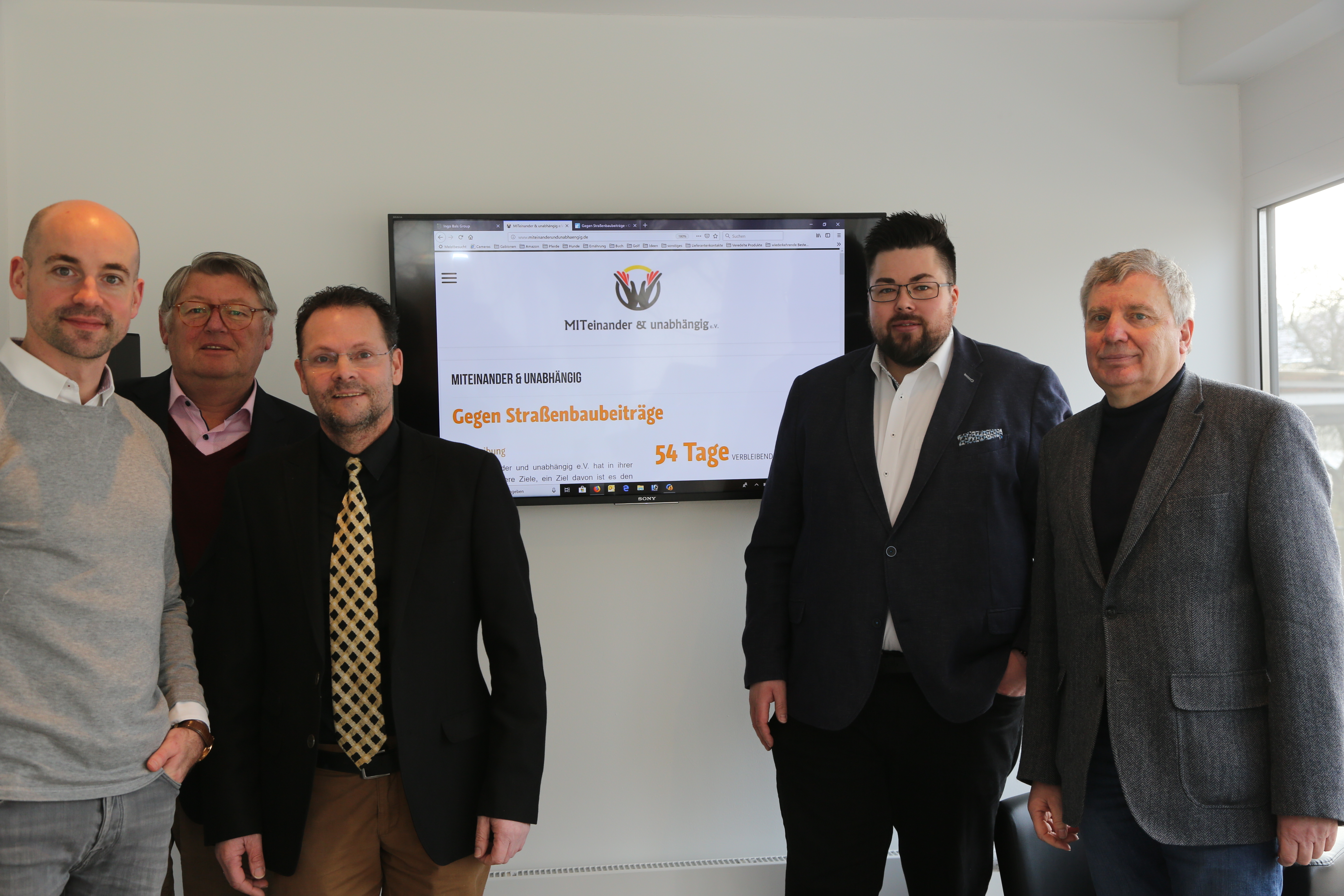 Ingo Bals, Mainhard Bruch, Martin Rohländer, Andreas Kappler und Hans Becker (v.l.) stellten die neue Initiative des Vereins "MITeinander und unabhängig e. V." zur Abschaffung der Straßenbaubeiträge vor. Foto: Schulte