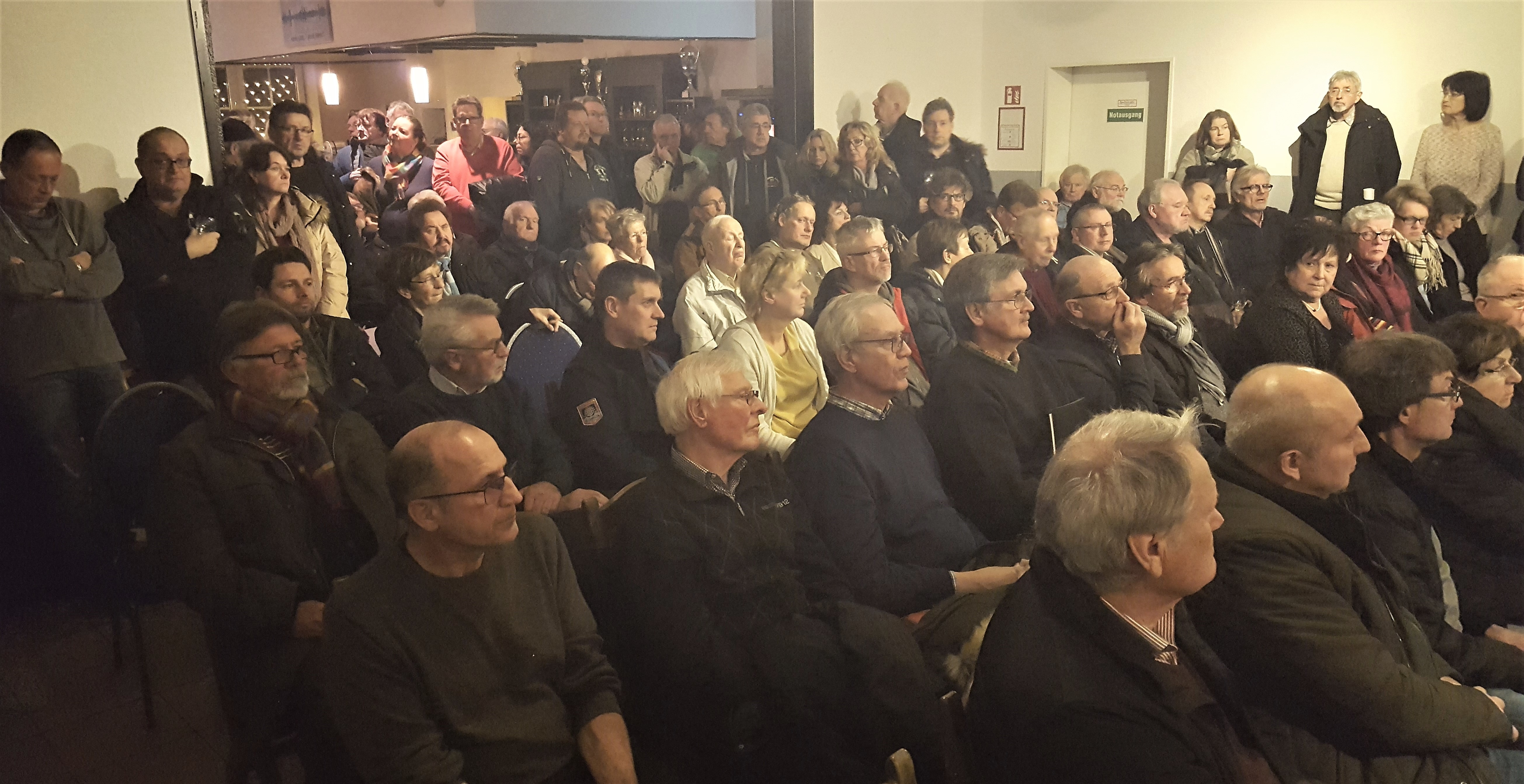 Bei der Bürgerversammlung gegen die Grundsteuererhöhung platzte der Saal aus allen Nähten.
Foto: Henschke
