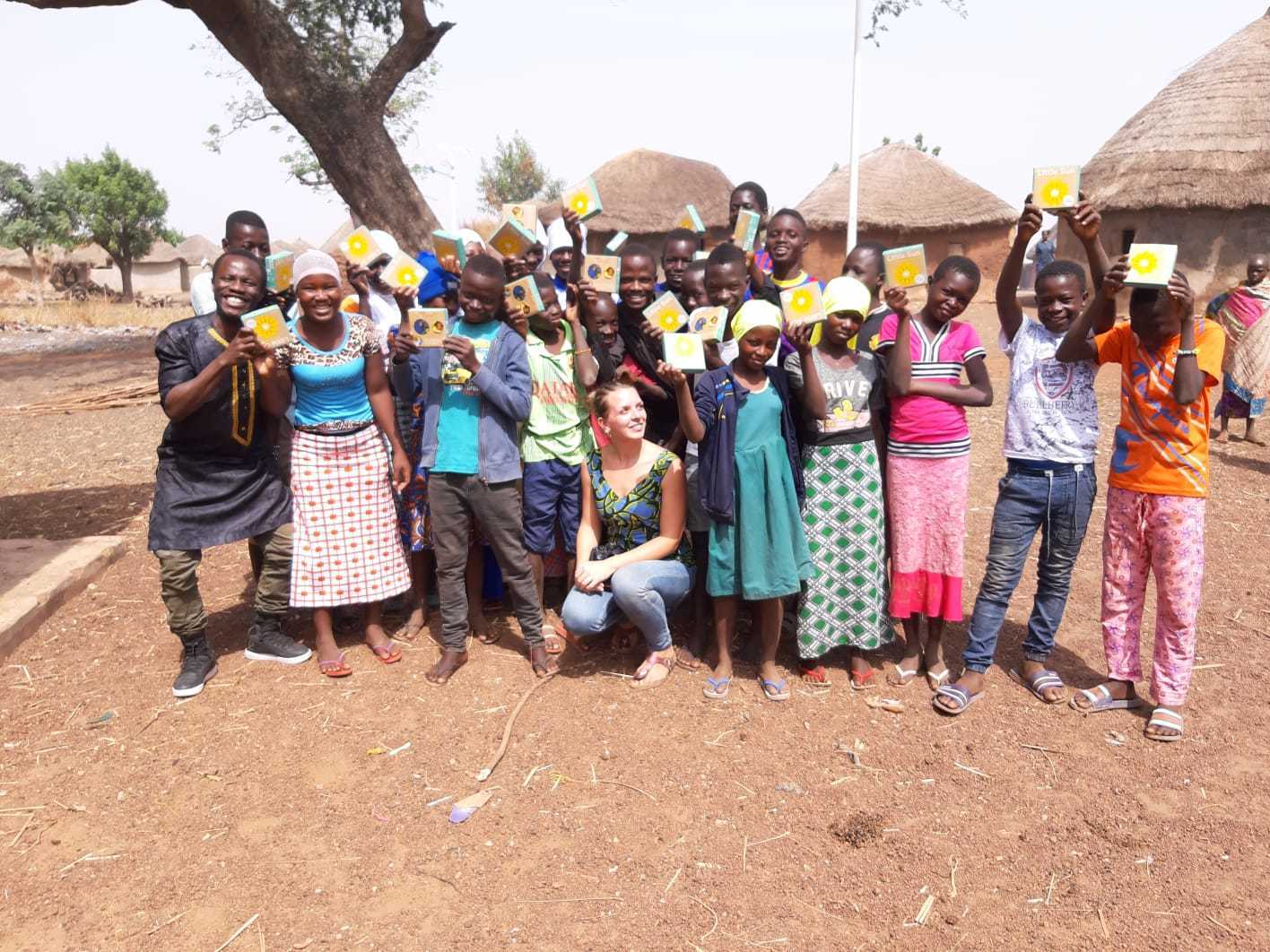 Die Wetteraner Katharina Gerlach und Latif Ibrahim sind aktuell zu Besuch in Ghana. Als Vorsitzende und Projektleiter des Vereins AMARAABA-Ghana e.V. verteilten sie dort unter anderem solarbetriebenen Sonnen-Lampen. Mit strahlenden Augen nahmen die Kinder im Dorf Kochim diese entgegen. Mehr zu den Sonnen-Lampen aus Wetter, den aktuellen Projekten und der Arbeit des Vereins auf
