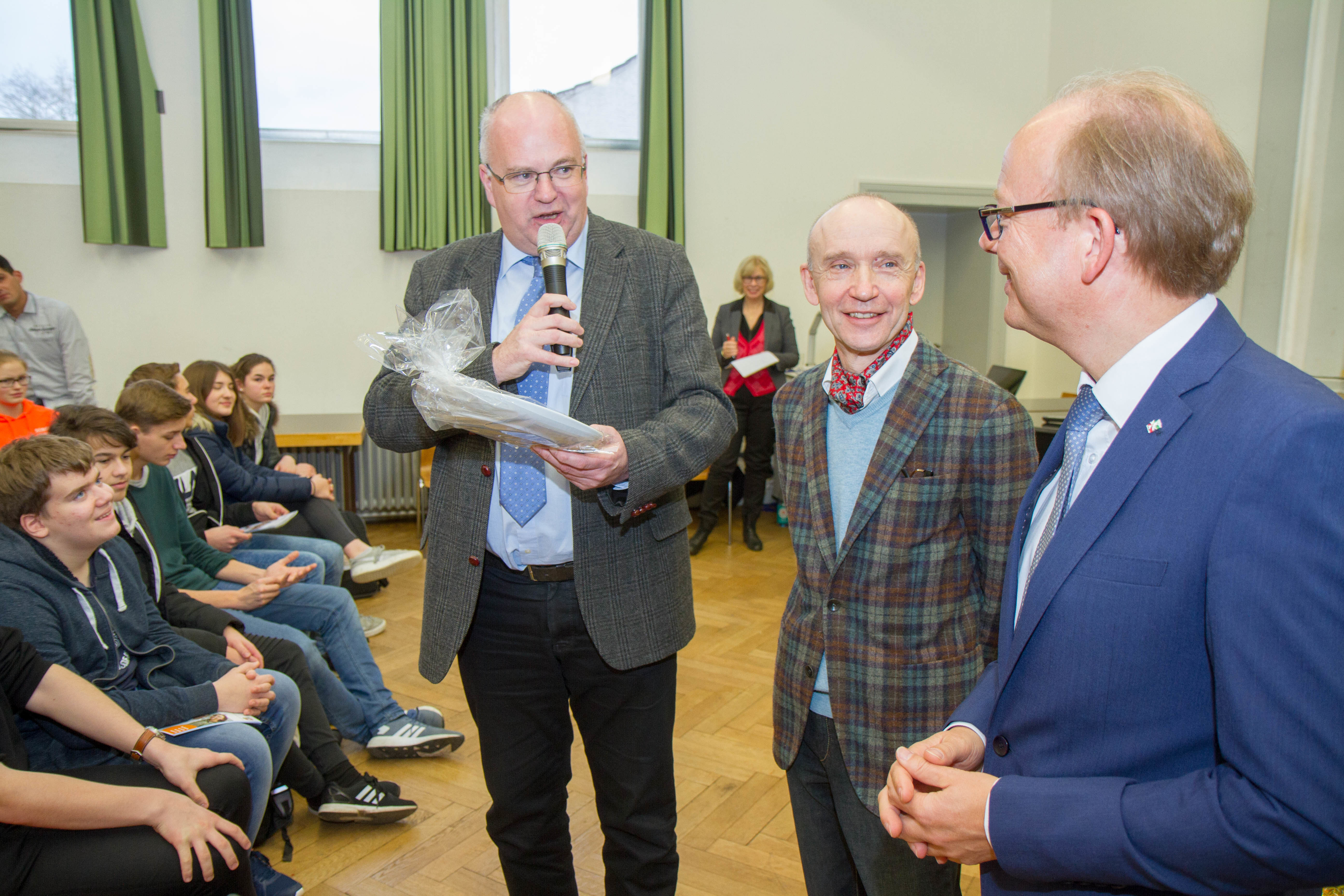 Beim Abschied bedankten sich Schulleiter Dr. Eduard Maler und Bürgermeister Martin Wächter bei dem Landtagspräsidenten für seinen Besuch.
