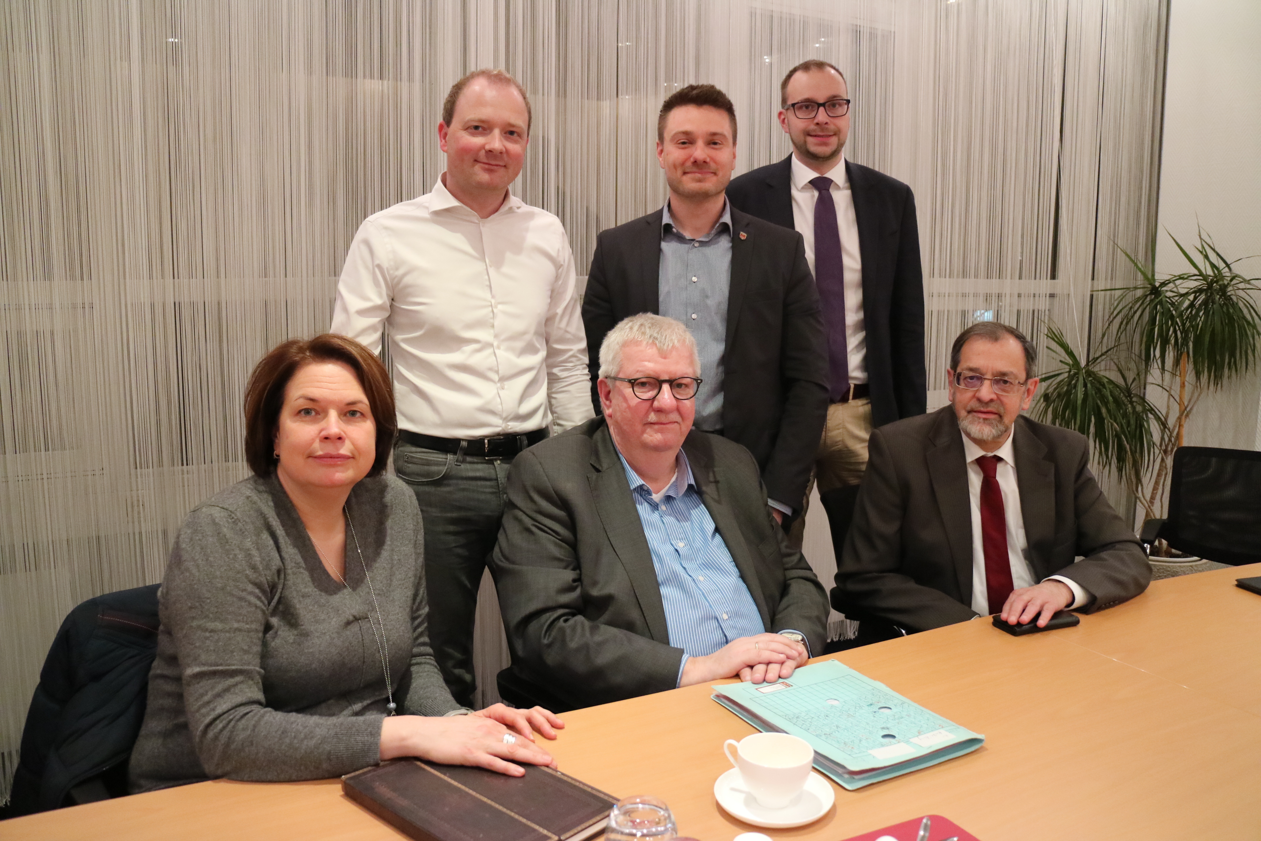 Anja Ihme, Fraktionsvorsitzender Peter Leye (sitzend Mitte), stellv. Fraktionsvorsitzender Clemens Bien (3.v.r.), 2. stellvertretender Bürgermeister Michael Scheffler (re.), Ratsmitglied Volker Keitmann (2.v.l.) und Fraktionsgeschäftsführer Martin Luckert (2.v.r.) stellten die Schwerpunkte ihrer politischen Arbeit in nächster Zeit vor. Foto: Goor