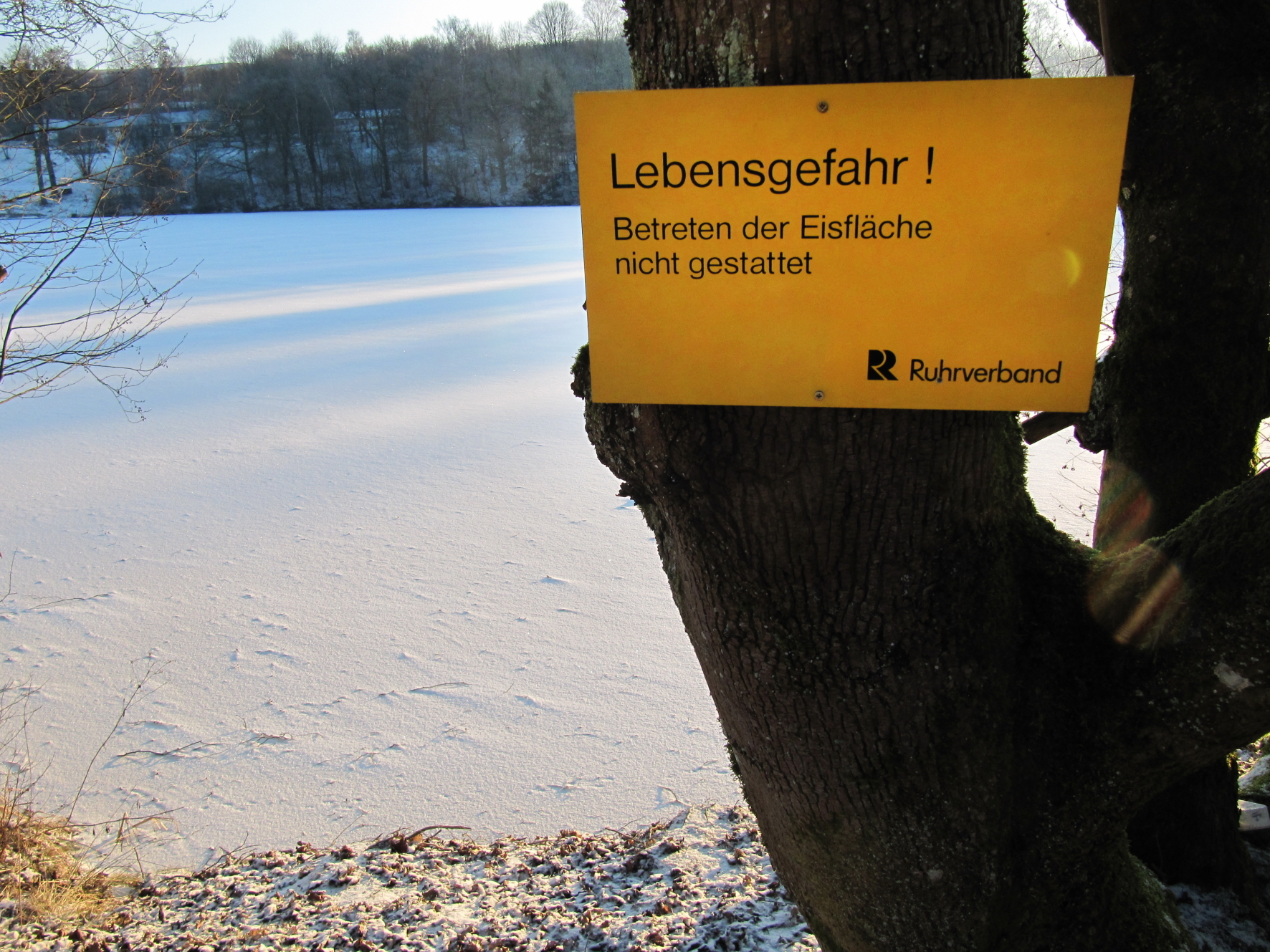 Die scheinbar durchgängige Eisfläche ist trügerisch: Durch die schwankenden Wasserspiegel in den Talsperren und Stauseen wird das Eis rissig und brüchig. Das Betreten ist lebensgefährlich!