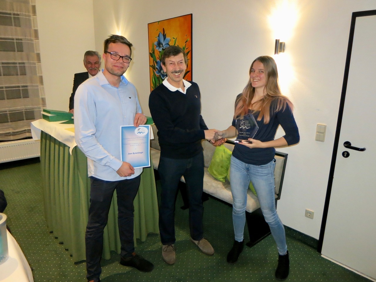 Ehrungen beim Neujahrsempfang: Sven Rottenberger (Mitte), flankiert von zwei jungen Kanuten, die auch die Laudatio hielten; im Hintergrund Karl-Heinz Göbel.
Foto: M. Rottenberger