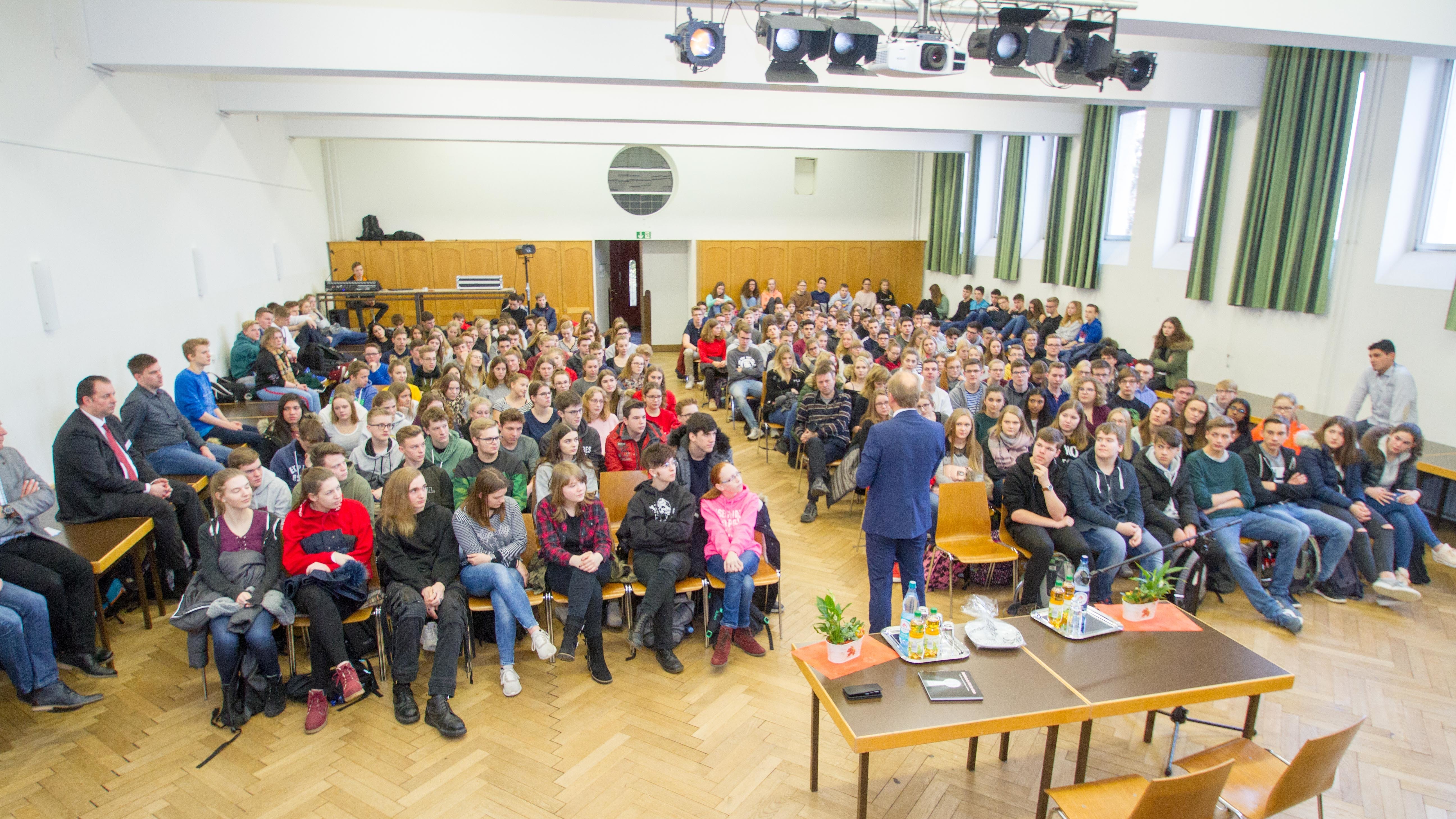 Beim Abschied bedankten sich Schulleiter Dr. Eduard Maler und Bürgermeister Martin Wächter bei dem Landtagspräsidenten für seinen Besuch. Foto: SMMP/Ulrich Bock