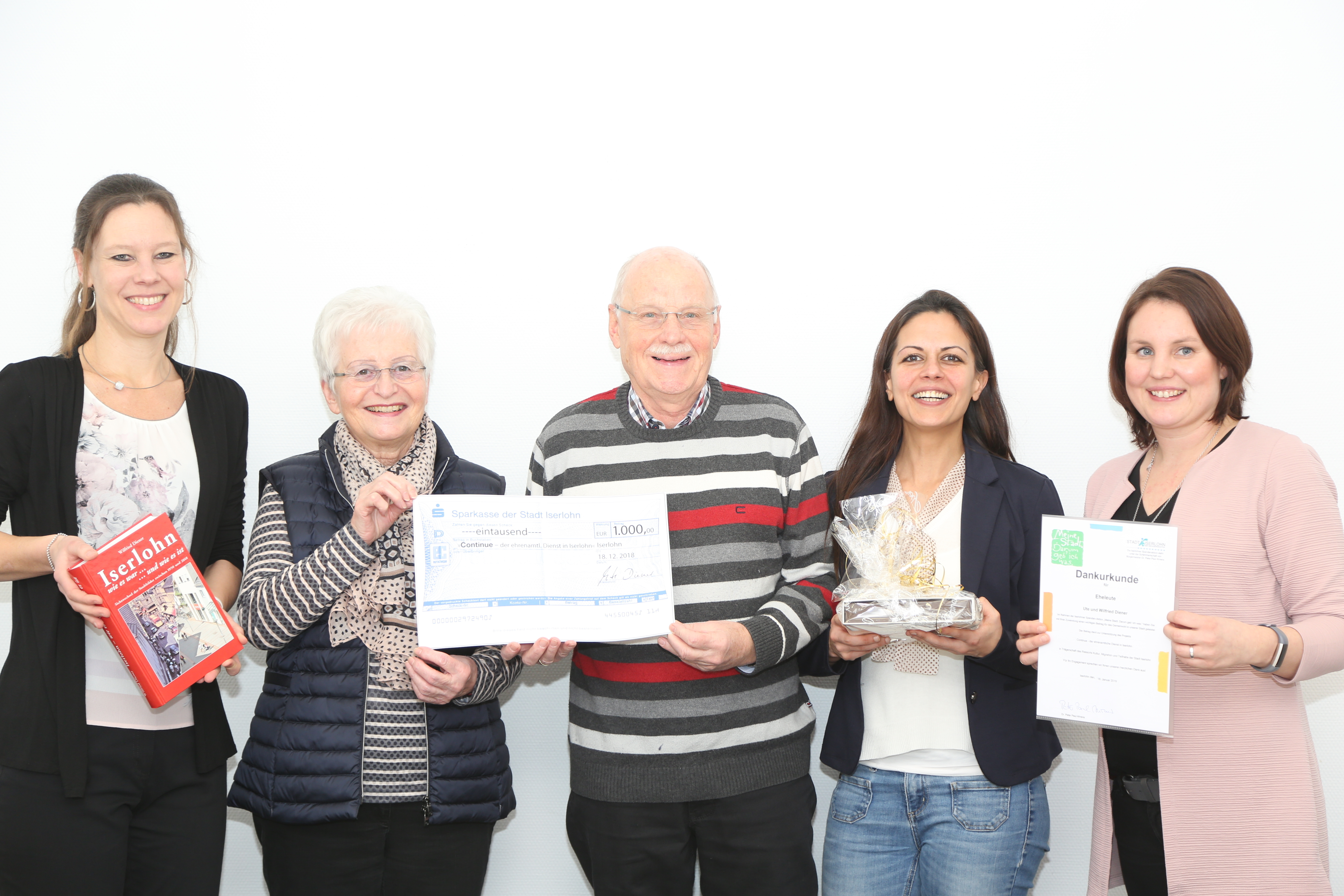 Ute (2.v.l.) und Wilfried Diener überreichten den beiden Continue-Koordinatorinnen Nicole Behlau (li.) und Anna-Lena Wolfsheimer eine Scheck über 1.000 Euro. Burcu Öcaldi (2.v.r.), Leiterin des Bereichs Integration und Teilhabe der Stadt Iserlohn bedankte sich dafür mit einer Urkunde und Pralinen. Foto: Schulte