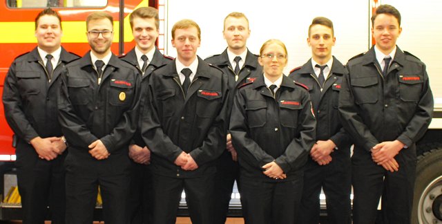 Foto © Jürgen Thoms - Aus der  Serie: Jahresdienstbesprechung der Jugendfeuerwehr
Unna-Süd:  Bildmitte - Stellv. Jugenwart Lukas Eckhoff und Jugendwart  Patrick Schüssler mit  Betreuerteam 