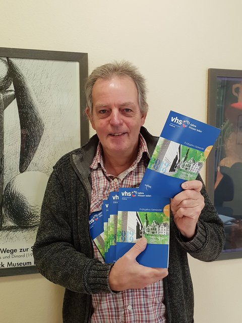 Michael Fastabend, seit mehr als zwei Jahrzehnten für die VHS im Duisburger Norden verantwortlich, stellte jetzt das umfangreiche neue Programm vor.
Foto: Birgit Callea/VHS