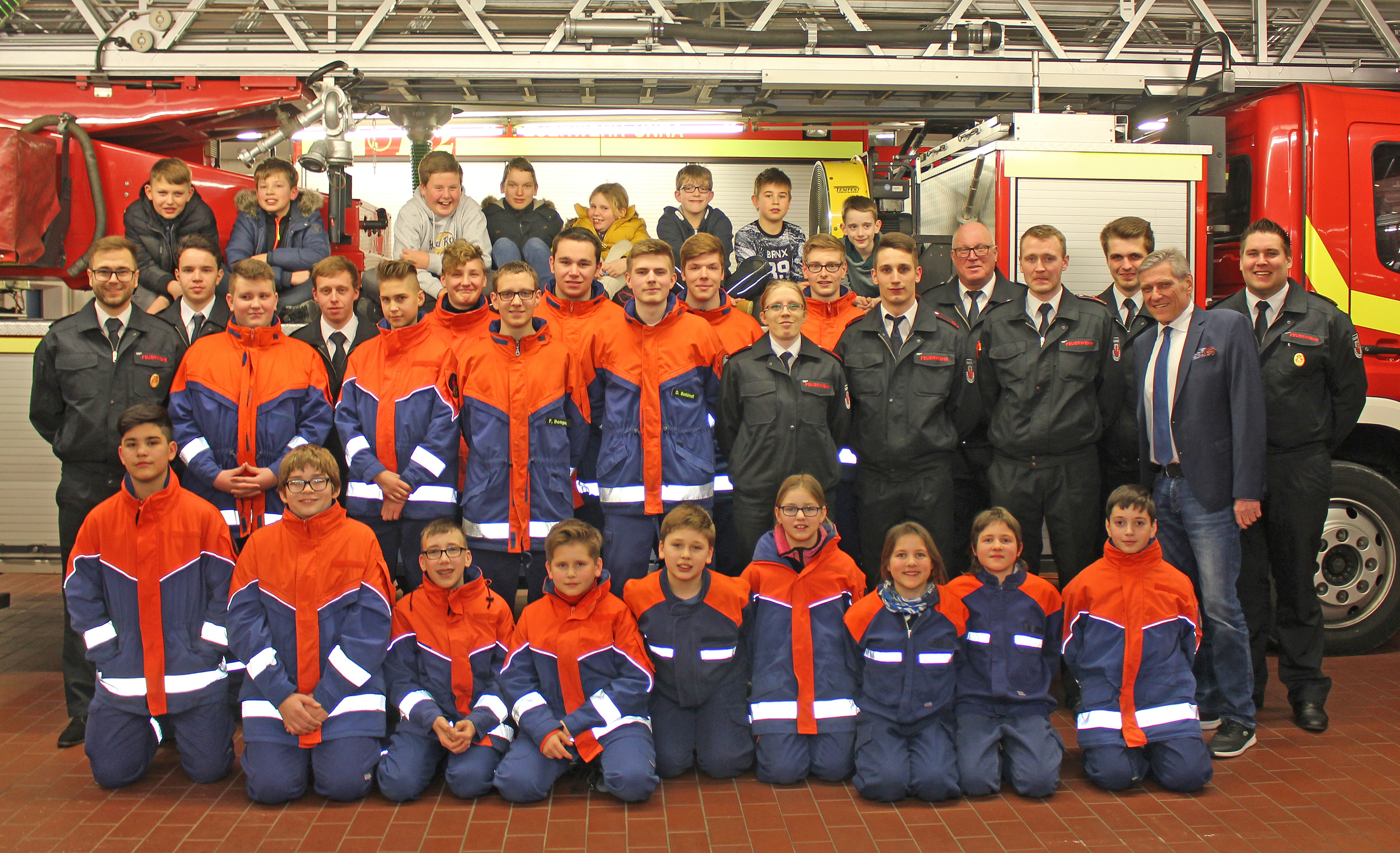Foto © Jürgen Thoms - Das Team der Jugendfeuerwehr Unna-Süd mit dem 2. stellv. Bürgermeister Frank-Holger Weber und stellv. Wehrleiter Michael Hartmann bei der Jahresdienstbesprechung am 21. Januar 2019
