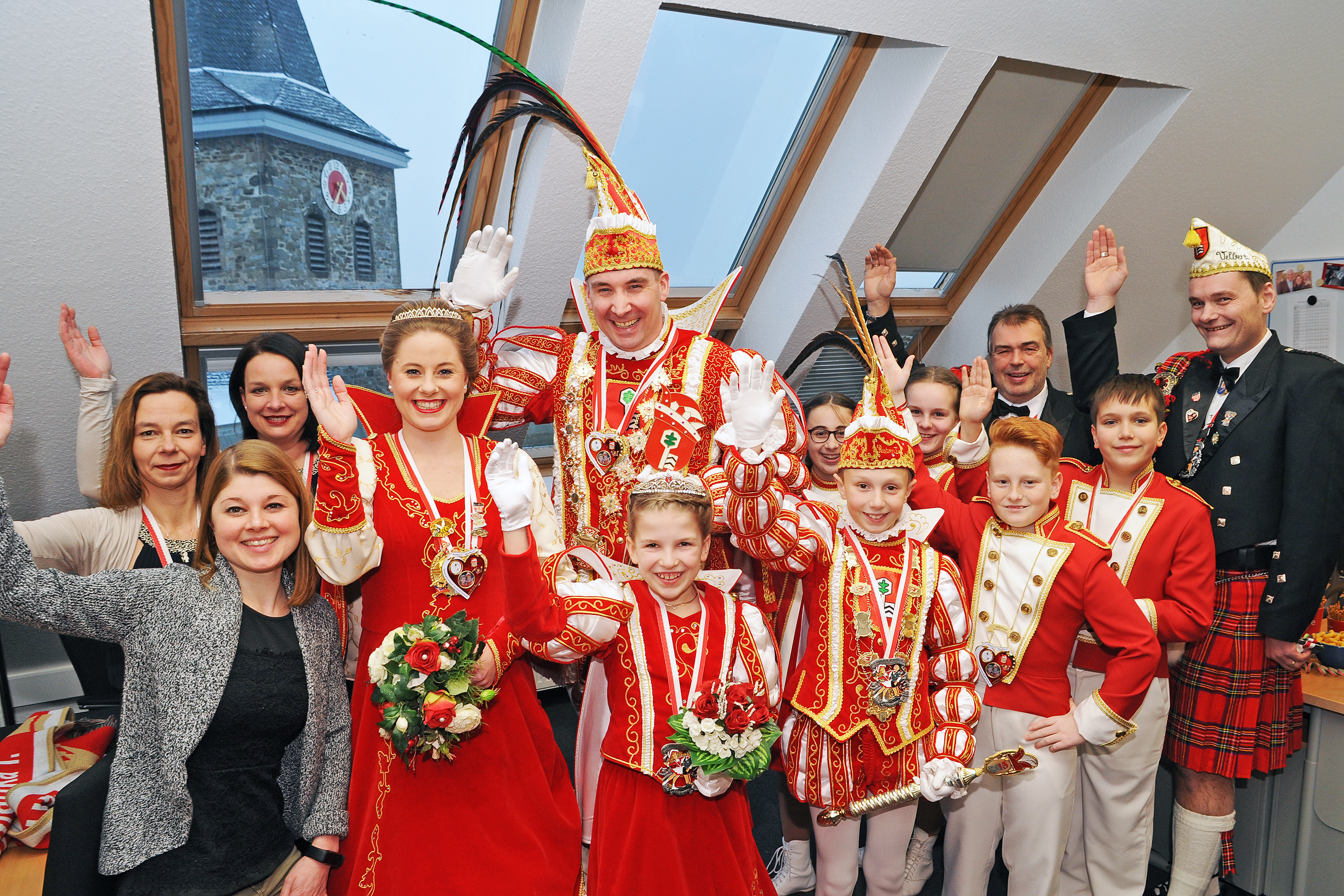 Das Stadtprinzenpaar Dennis I. und Jessie I. sowie das Kinderprinzenpaar Ruben I. und Marika I. ließen es sich, trotz vollen Terminkalenders, nicht nehmen, in der Redaktion des Stadtanzeigers Niederberg vorbeizukommen und Maren Menke von ersten Erlebnissen und Pannen zu berichten.