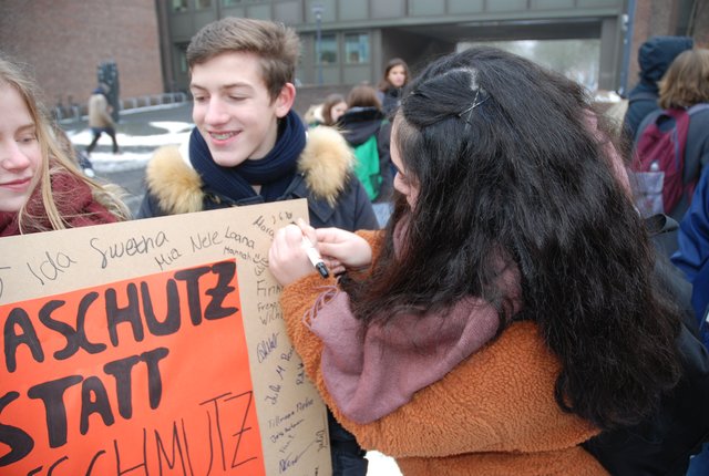 Fleißig unterschrieben die Schüler das Plakat "Klimaschutz statt Kohleschmutz". | Foto: Christian Schaffeld
