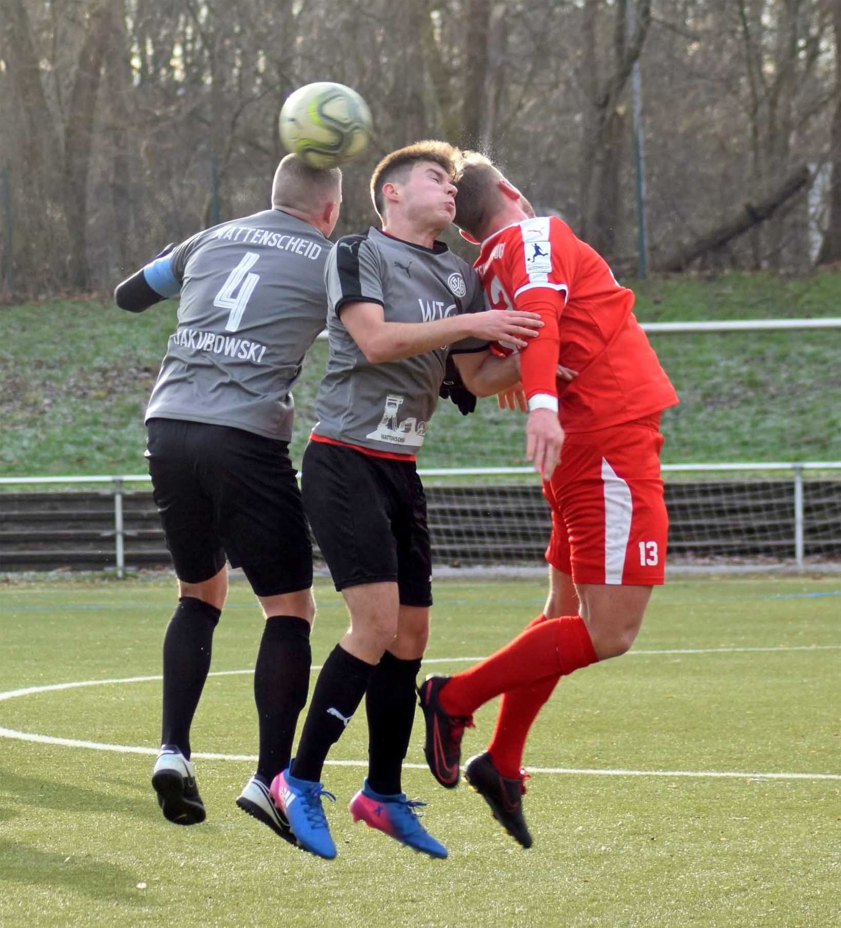 Norman Jakubowski (links) steht aus beruflichen Gründen nur eingeschränkt zur Verfügung. Unser Bild zeigt ihn gemeinsam mit Julijan Popovic (Mitte) im Testspiel gegen den TSV Steinbach. Foto: Peter Mohr
