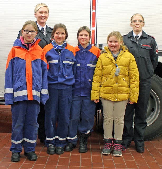 Foto © Jürgen Thoms - Aus der  Serie: Jahresdienstbesprechung der Jugendfeuerwehr
Unna-Süd:   Frauenbeauftragte Linda  Wiggers und  Ina Hedtfeld mit den „Feuerwehrmädels“ 