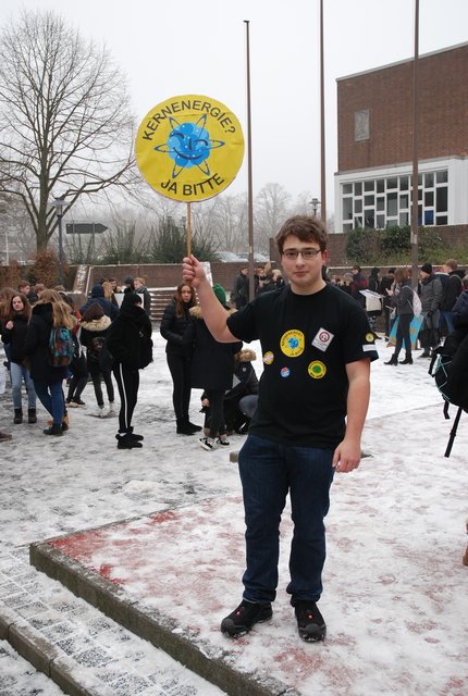 Joel Wylezol (19) macht sich aus der Aktion einen Spaß und versucht die anderen Schüler zu "provozieren". | Foto: Christian Schaffeld