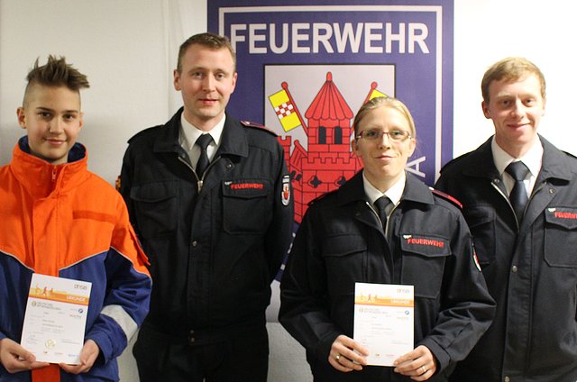 Foto © Jürgen Thoms - Aus der  Serie. Jahresdienstbesprechung der Jugendfeuerwehr Unna-Süd - Abnahmeberechtigt bei der  Feuerwehr für das Sportabzeichen sind Stadtjugendwart Patrick Schüssler und der stellv. Jugendwart  Lukas Eckhoff
