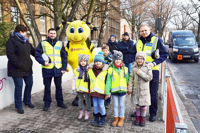 Eltern begleiten abwechselnd die Kinder auf einem festgelegten Schulweg.