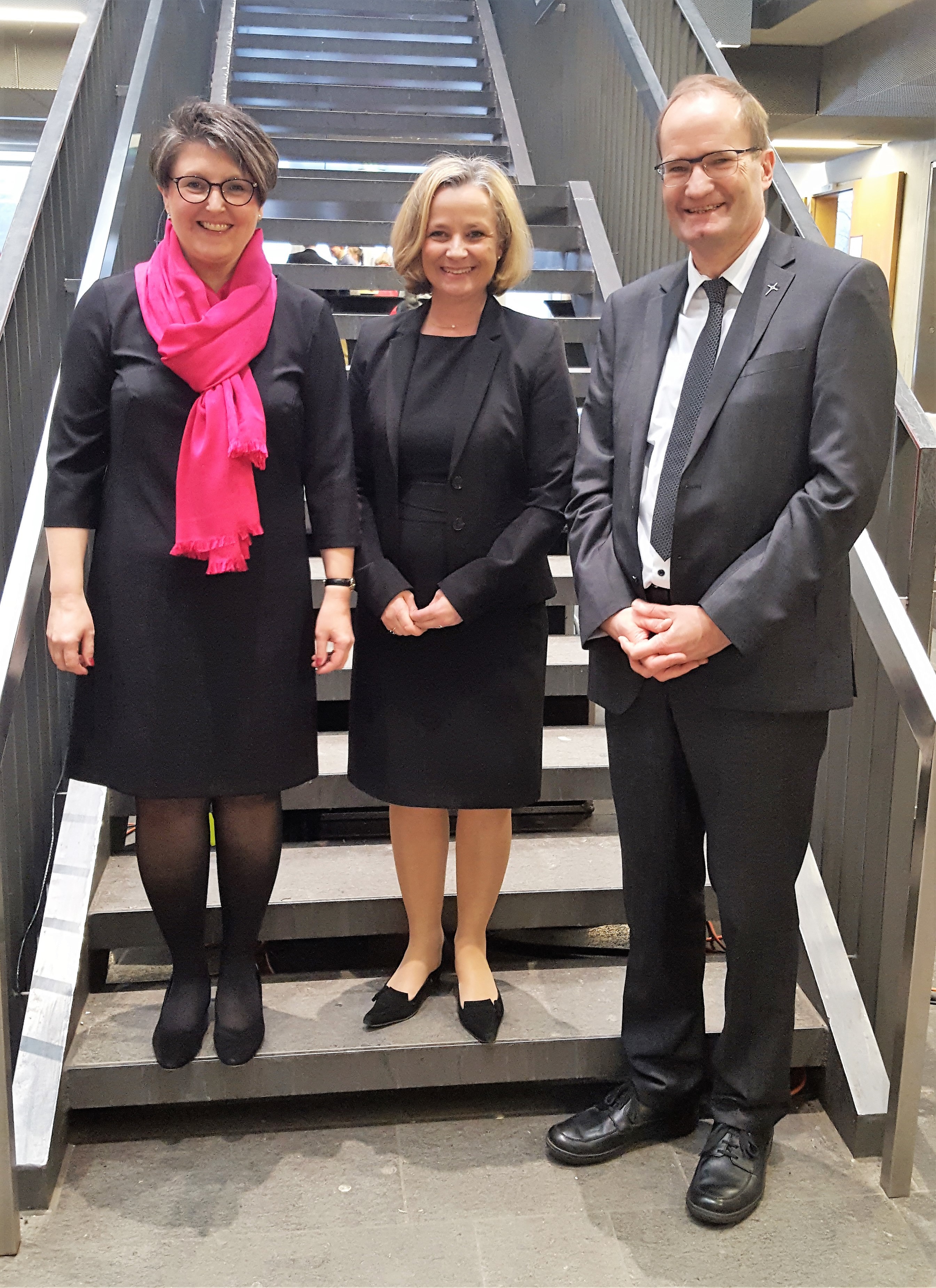 Schulleiterin Dr. Christiane Schmidt, Dezernentin Eva Lingen und Generalvikar Klaus Pfeffer.
Foto: Henschke