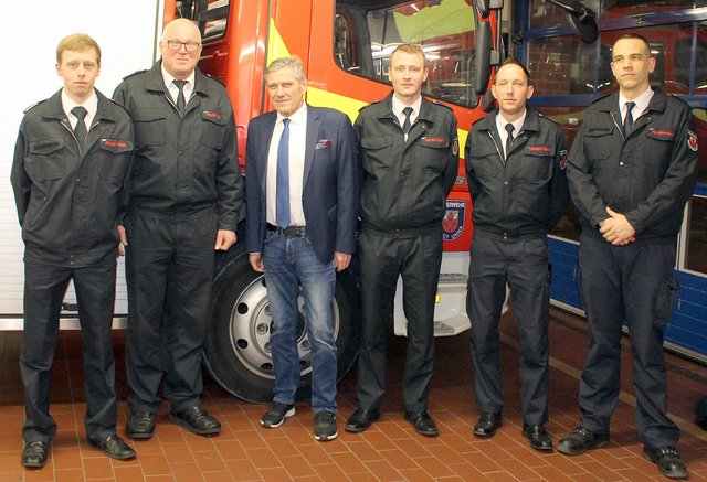 Foto © Jürgen Thoms - Aus der  Serie: Jahresdienstbesprechung der Jugendfeuerwehr
Unna-Süd: Lukas Eckhoff, Michael Hartmann, Frank-Holger Weber,  Patrick Schüssler,  Tim Böckenkröger.und  Stefan Fahrenbach
, , 
