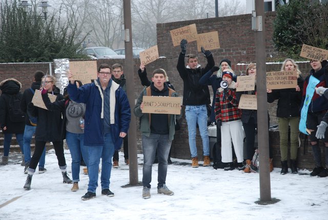Trillerpfeiffen und Plakate durften natürlich auch nicht fehlen. | Foto: Christian Schaffeld
