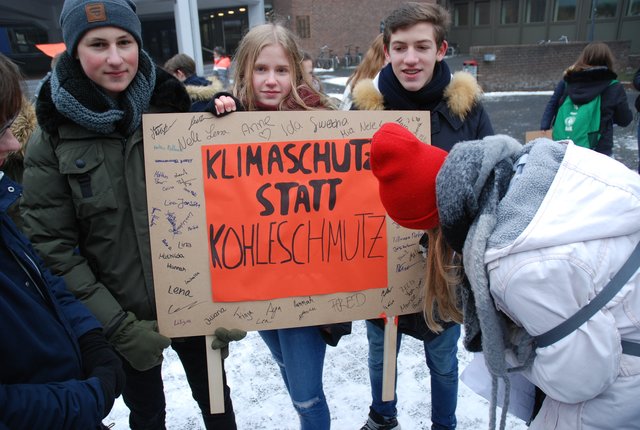 Lennart Bergkemper (14), Meike Genbieg (15) und Matthias Bur (15) ließen ihr Plakat unterschreiben (v. l. n. r.). | Foto: Christian Schaffeld
