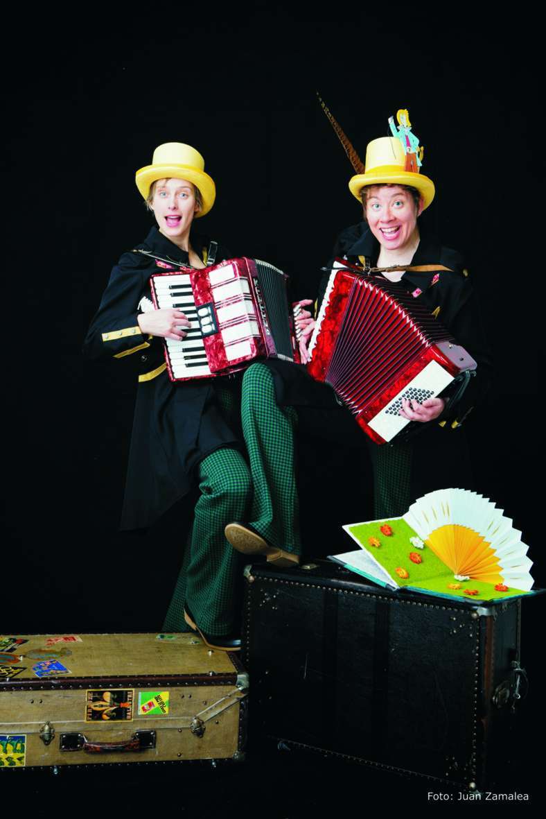 Christina Seck und Antje Wenzel spielen das Stück vom tapferen Schneiderlein.