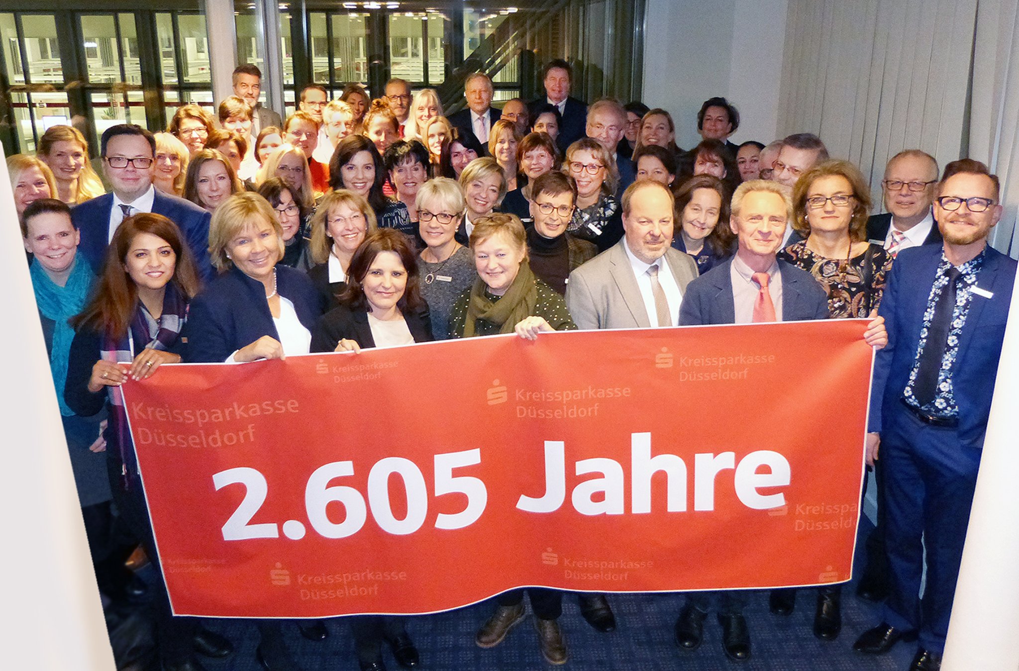 Kreissparkasse Dusseldorf Sieht Sich Als Attraktiver Arbeitgeber Bestatigt Weisst Du Noch Ruckblick Auf 2 605 Jahre Gemeinsame Vergangenheit Dusseldorf