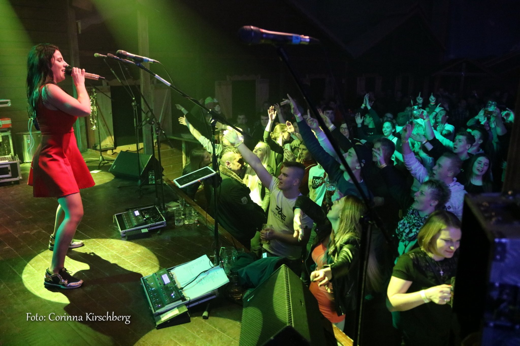 AprésSki Party / Freitag, 25.01.2019 Ina Colada auf der Bühne der