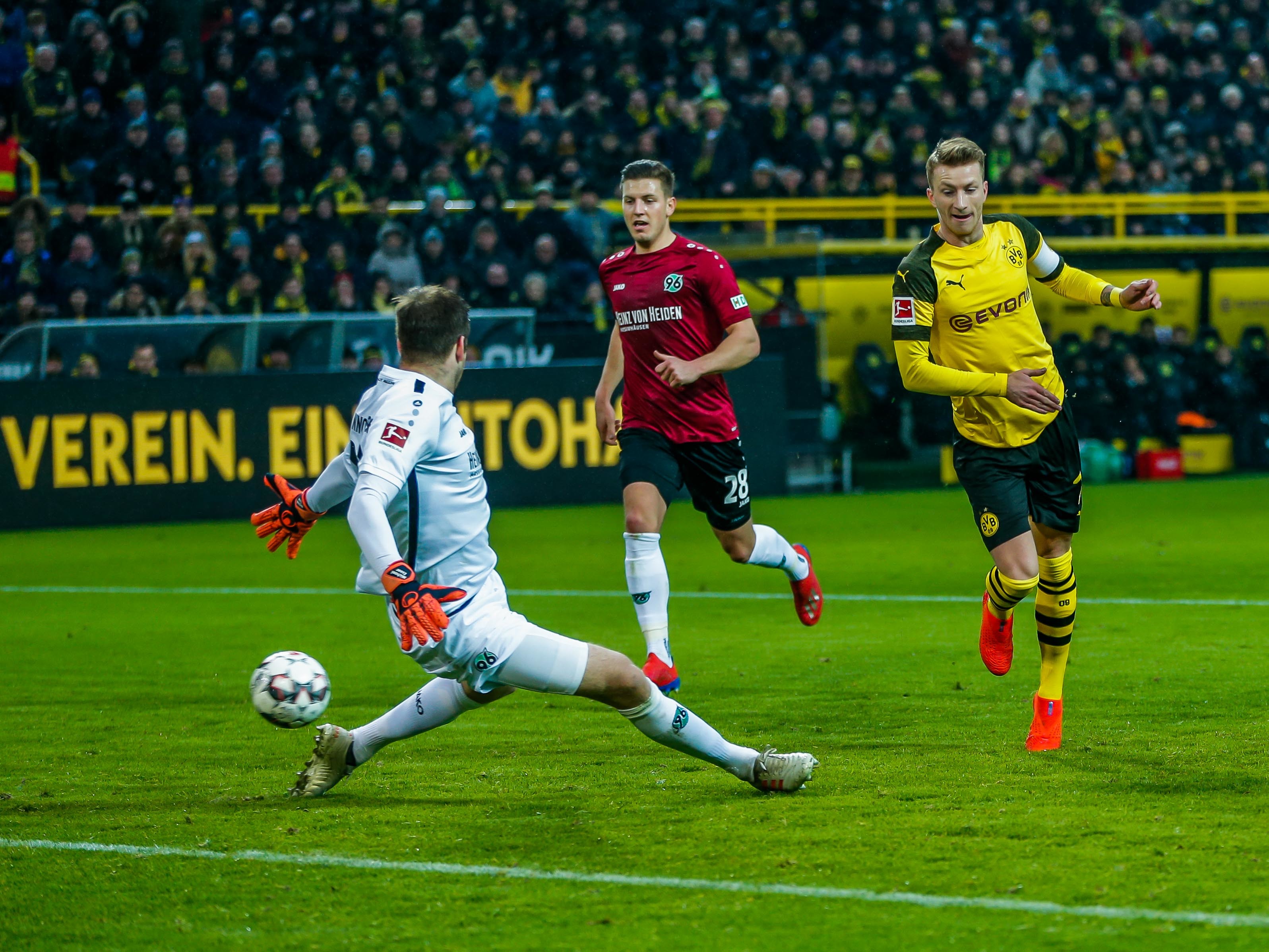 BVB-Kapitän Marco Reus (r.) führte Borussia Dortmund mit einem Tor und einer Torvorlage zum Kantersieg gegen Hannover 96, das dann Trainer André Breitenreiter entließ.