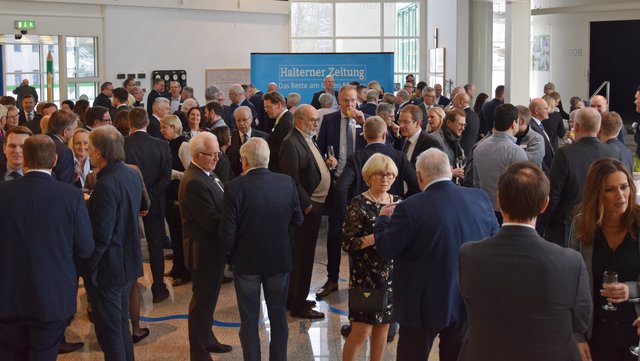 Vor Beginn der offiziellen Preisverleihung gab es einen festlichen Sektempfang im Foyer der Gelsenwasser AG. | Foto: Antje Bücker