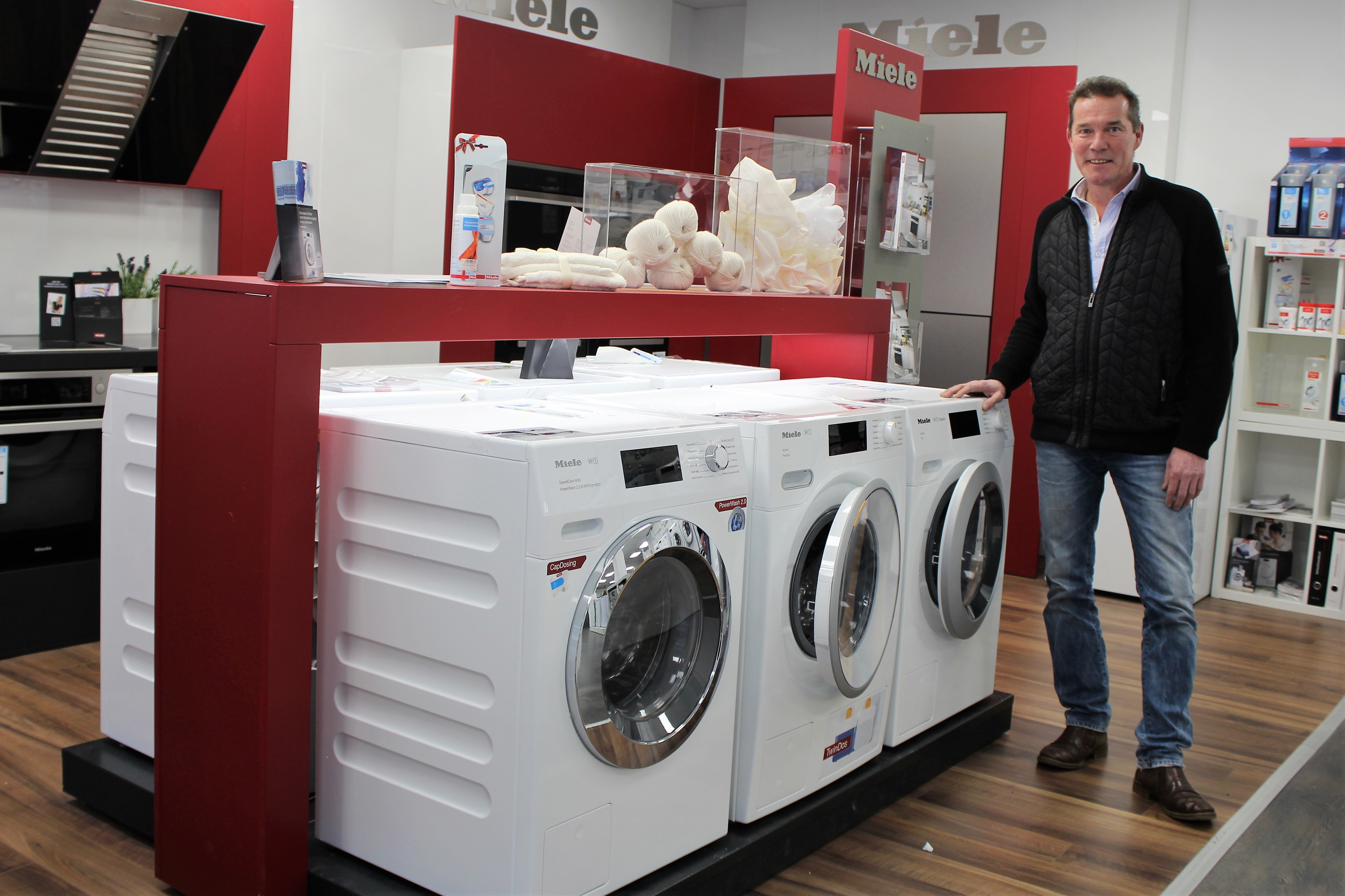 Markus Schlagenwerth hat sein Geschäftsmodell mit einem Shop-in-Shop-System mit der Firma Miele optimiert. Dadurch hat Markus Schlagenwerth die Möglichkeit, Käufern Innovationen von Miele, wie beispielsweise den Dialoggarer, direkt zu präsentieren.
