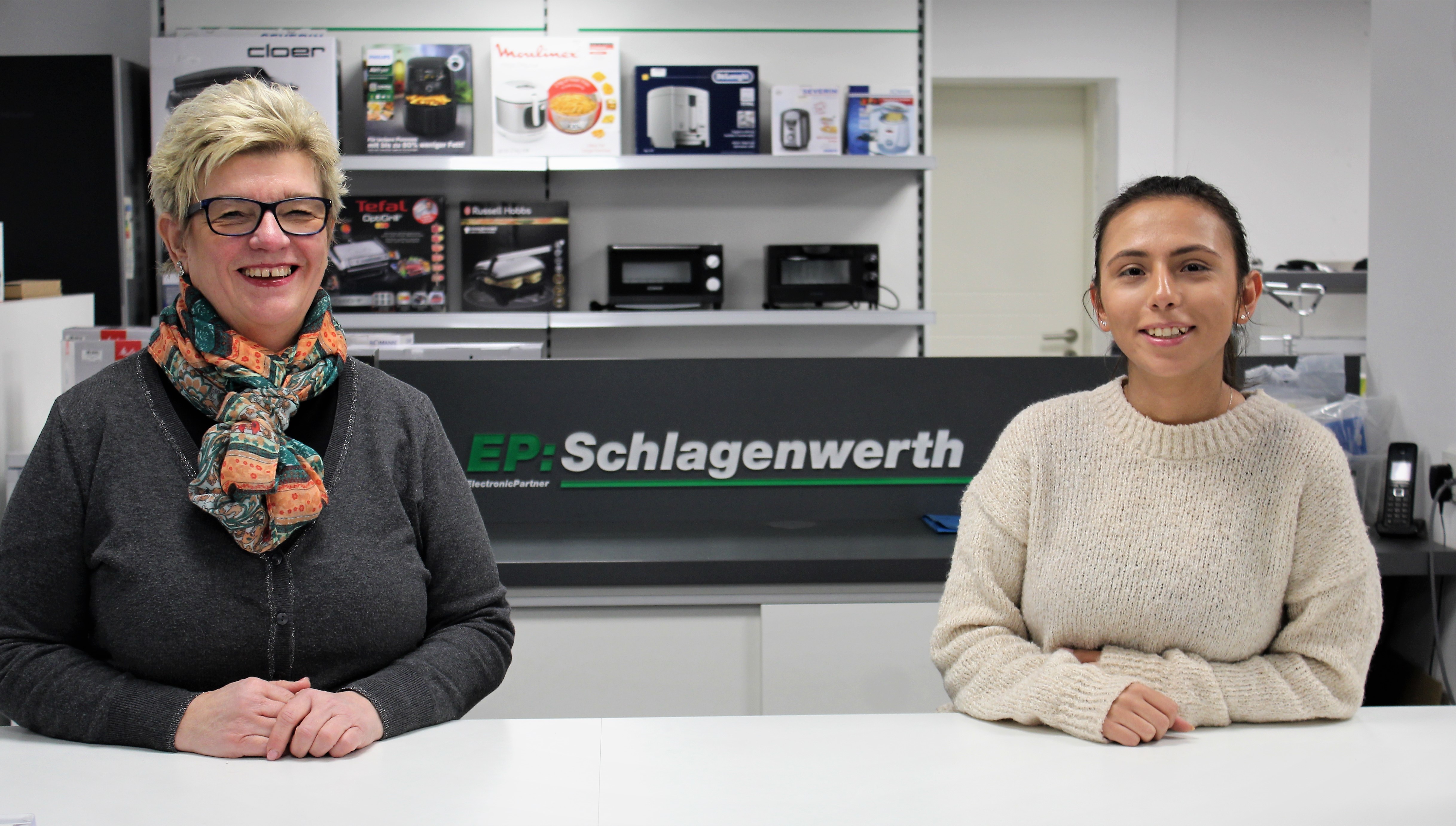 Monika Naujok und Eline Bambal empfangen und beraten die Kunden bei EP Schlagenwerth.