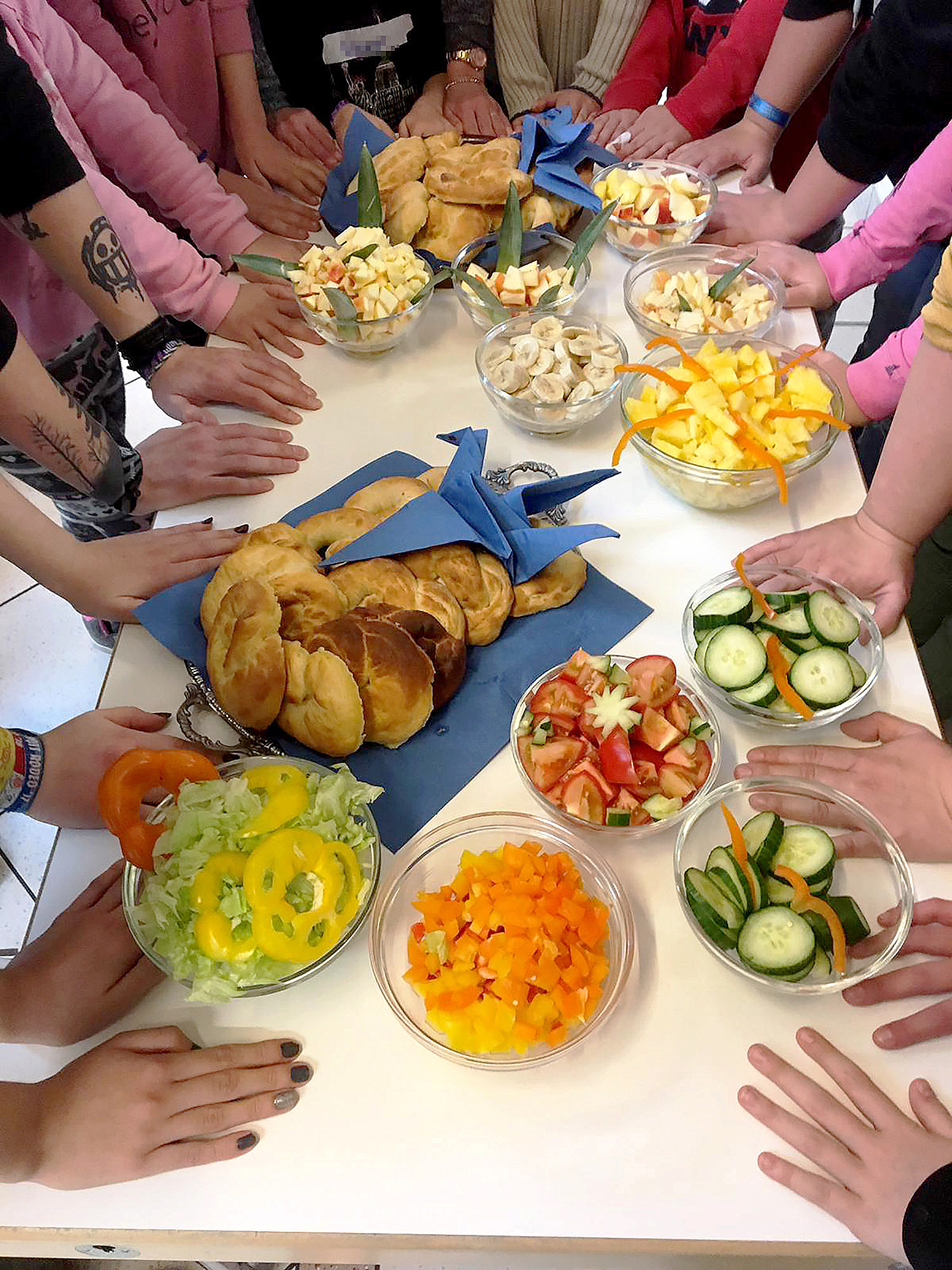 Kreativ und gesund geht es beim "cooking for kids", das wöchentlich samstags vom Caritasverband im "K4" an der Kirchstraße in Stadtmitte angeboten wird.