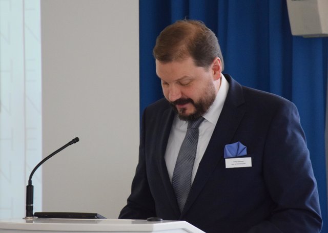 Toddy Geldmann hielt die Laudatio für seinen Freund Peter Heckmann. Dabei gab es neben lobenden Worten auch manche humorvolle Anekdote aus der gemeinsamen Vergangenheit. | Foto: Antje Bücker