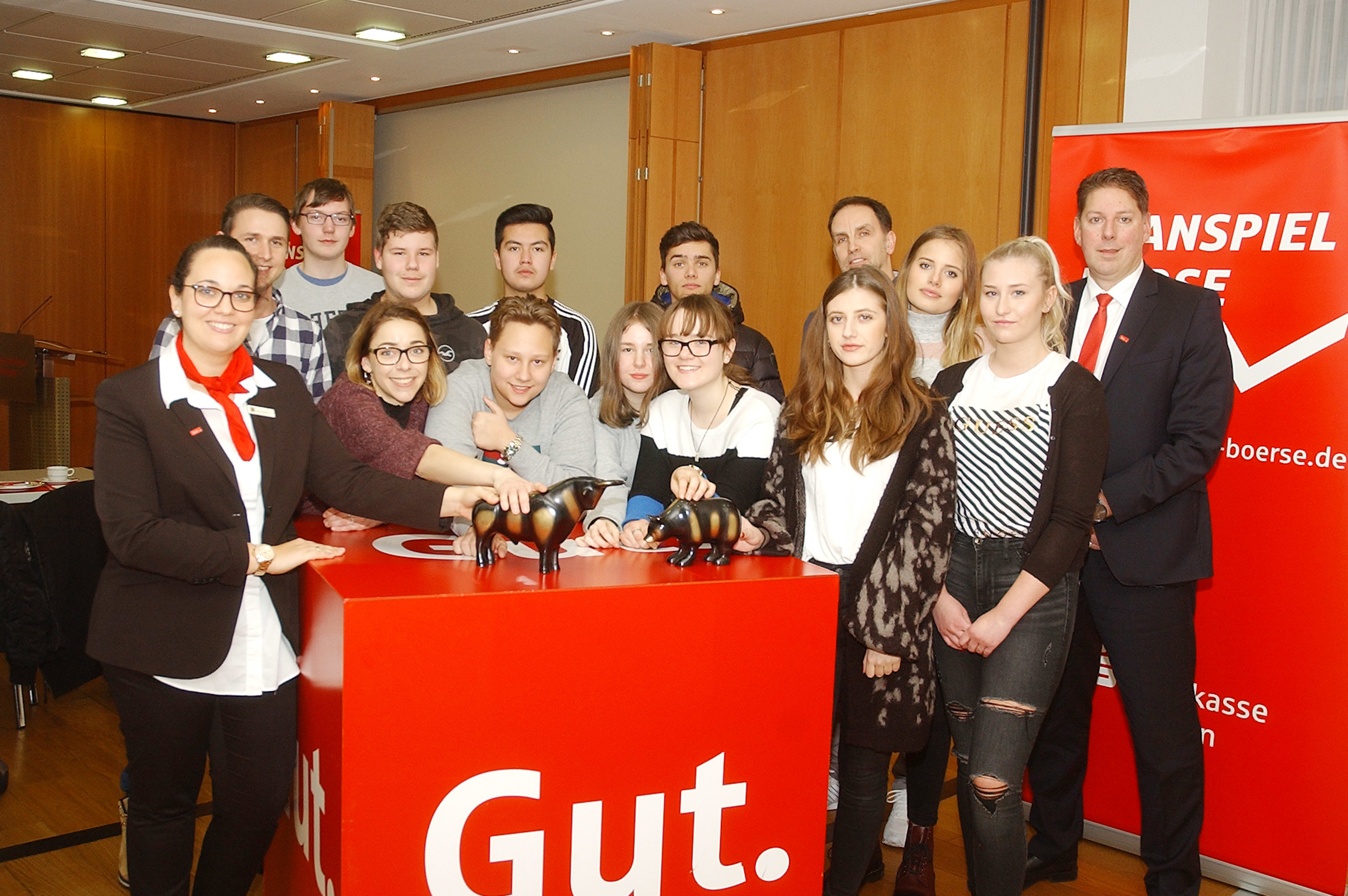 So sehen Sieger aus: Die erfolgreichsten Wittener Teams beim Planspiel Börse 2018 kommen von der Hardenstein-Gesamtschule und der Otto-Schott-Realschule.