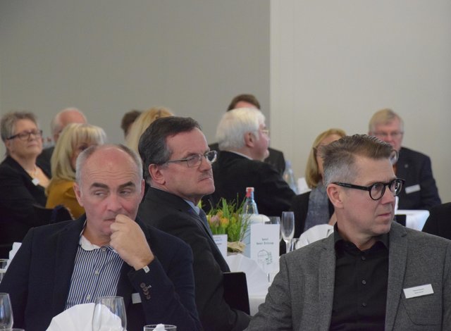 Vertreter der Stadt, der Politik und der Wirtschaft waren unter den rund 120 Gästen. | Foto: Antje Bücker