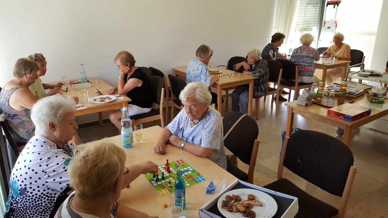 Gesellschaftsspiele sind sehr beliebt im monatlich stattfindenden
Cafe Hand in Hand,…