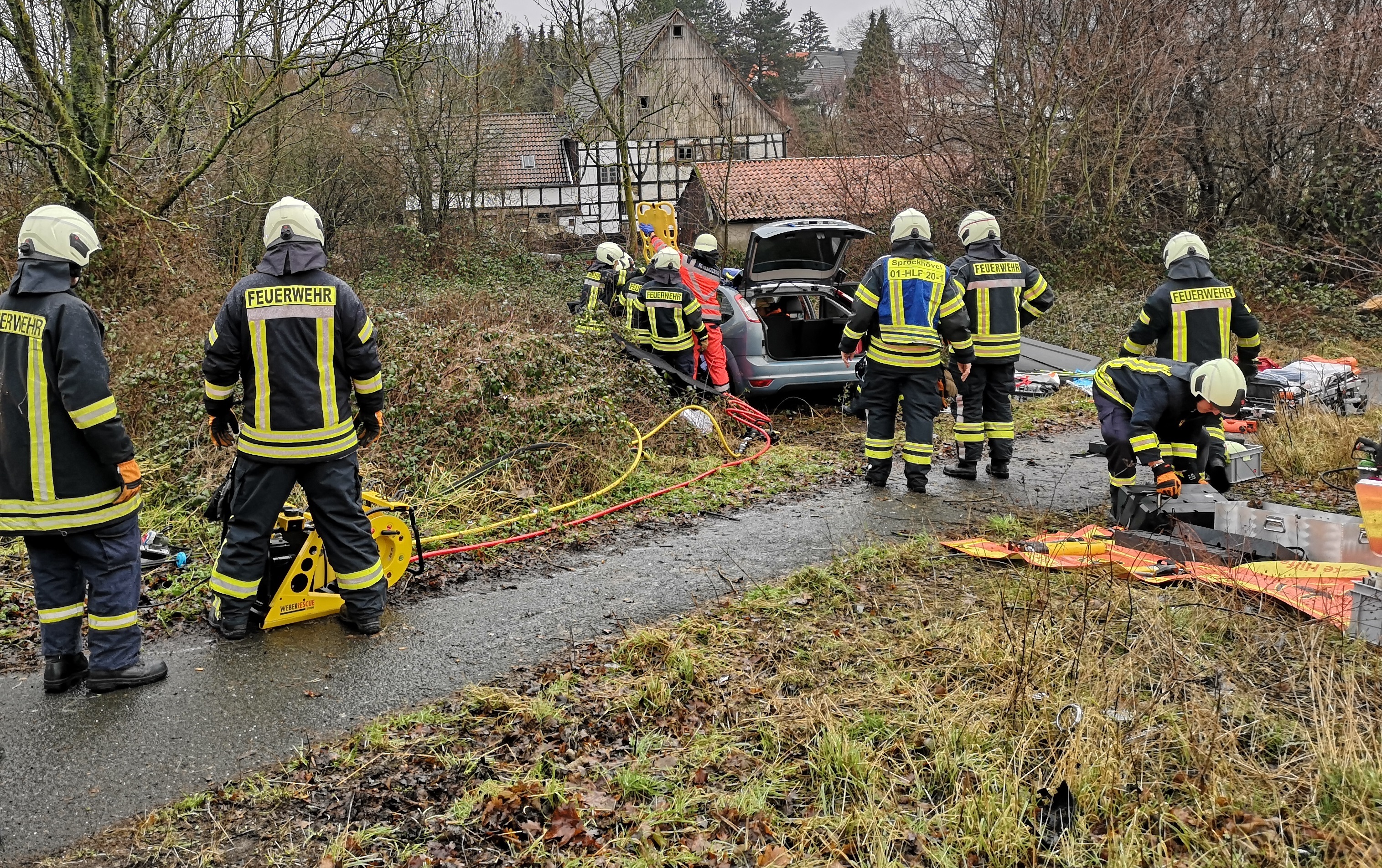 Die Feuerwehr während des Einsatzes zur Menschenrettung.